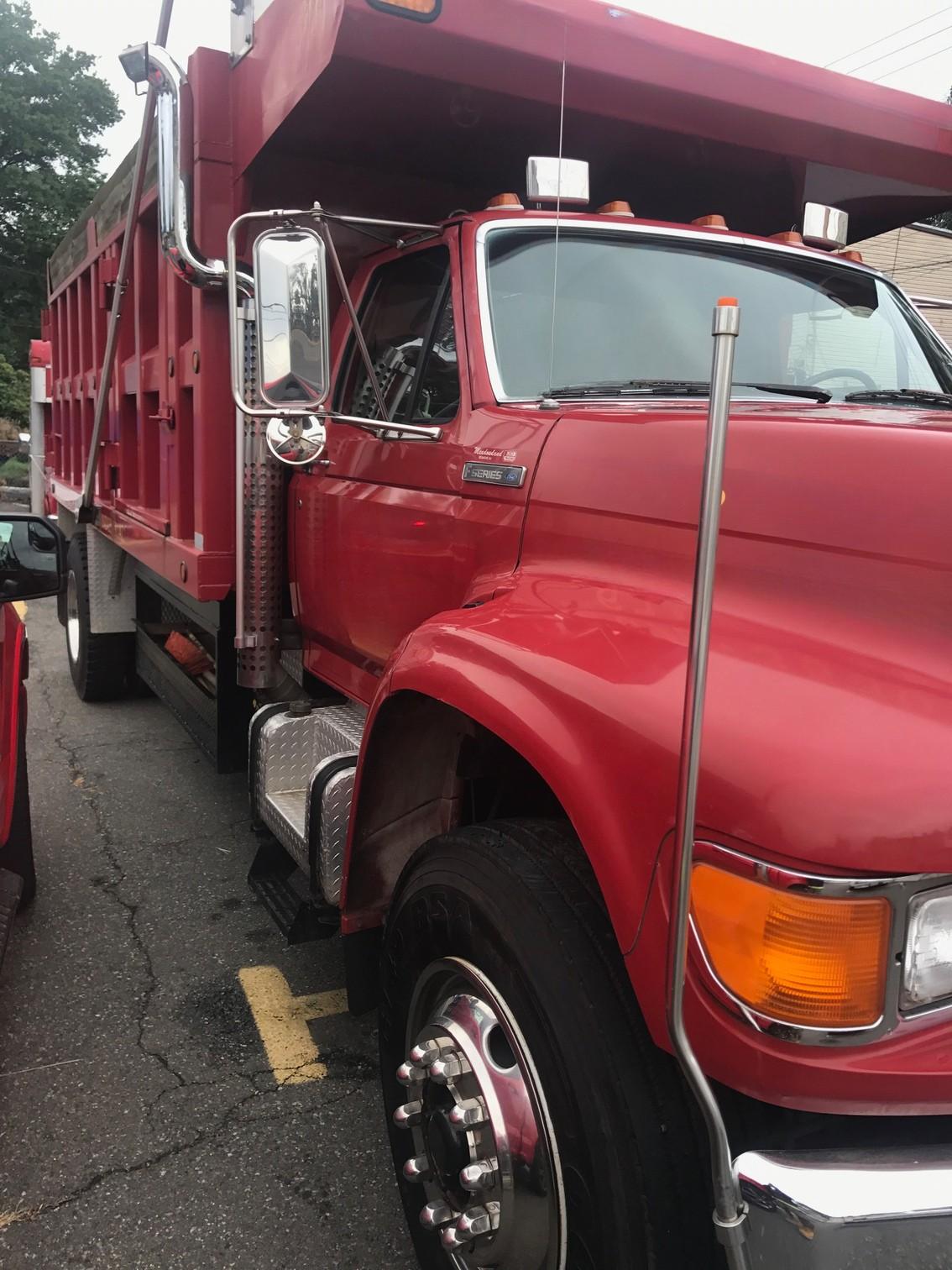 1998 Ford F700 Dump Truck - image 2