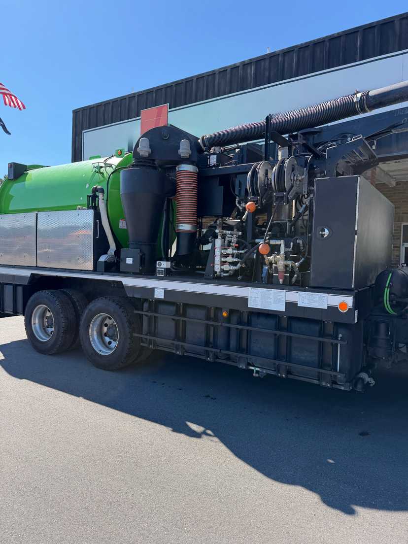 2025 Freightliner Vac-Con Combination — photo 3