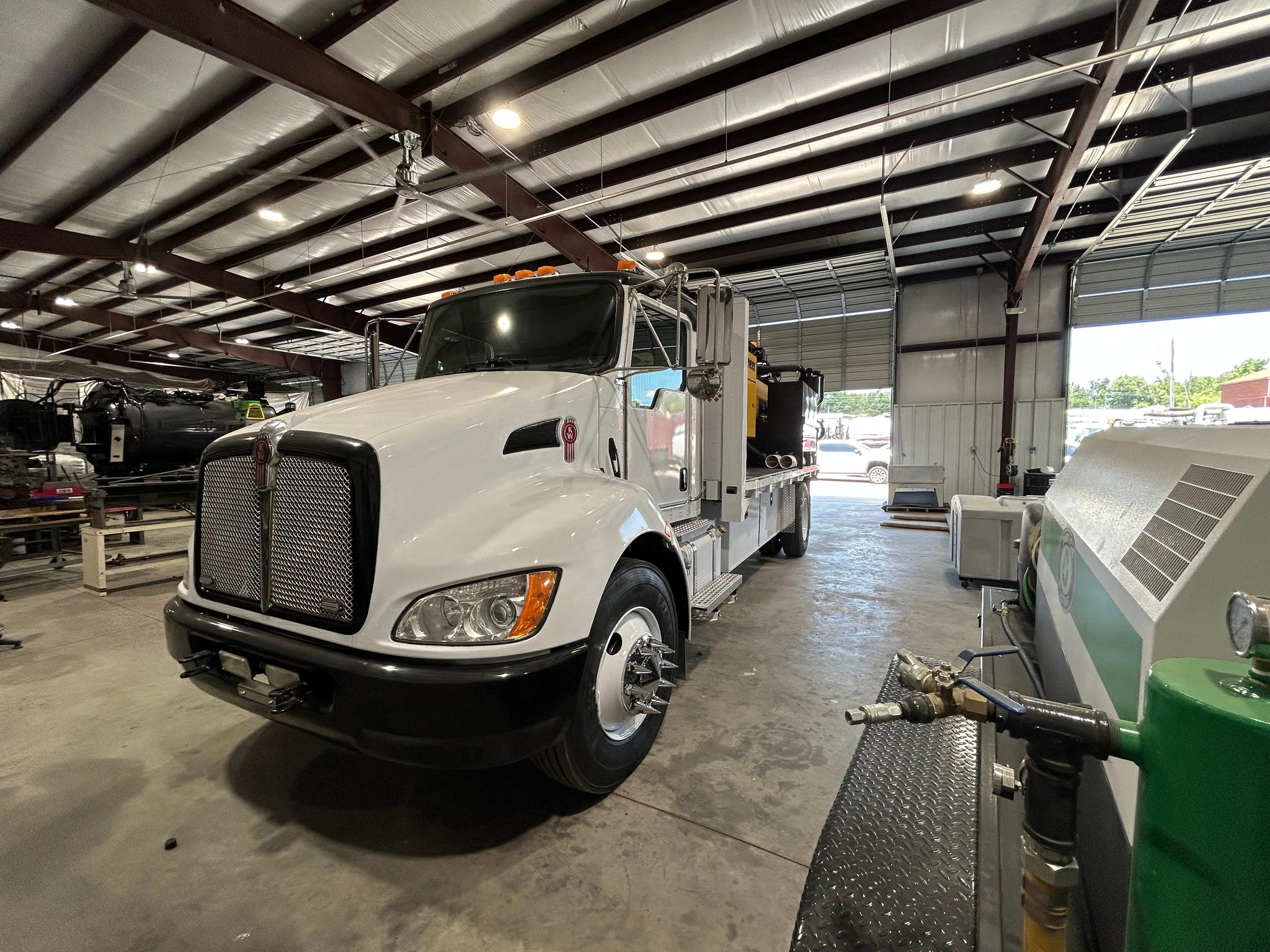 2014 Kenworth Vermeer Hydrovac - image 4