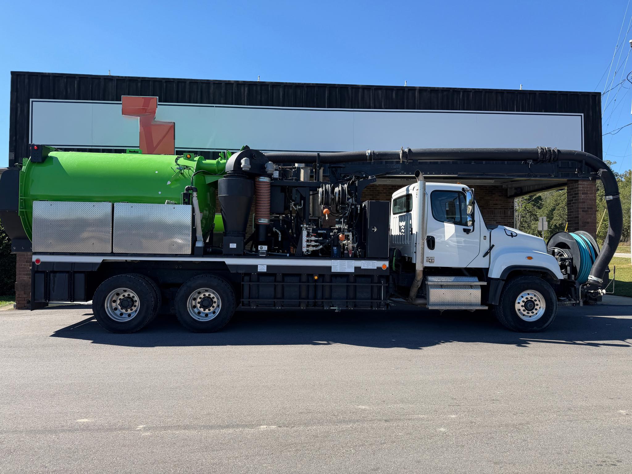 2025 Freightliner Vac-Con Combination - image 1