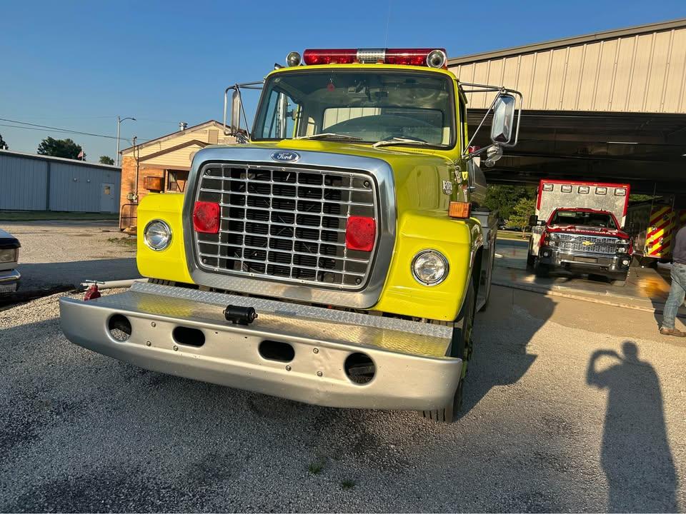 1984 Ford L8000 2000 Gallon Tender - image 3