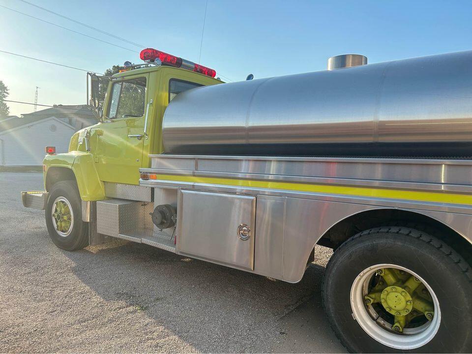 1984 Ford L8000 2000 Gallon Tender - image 2