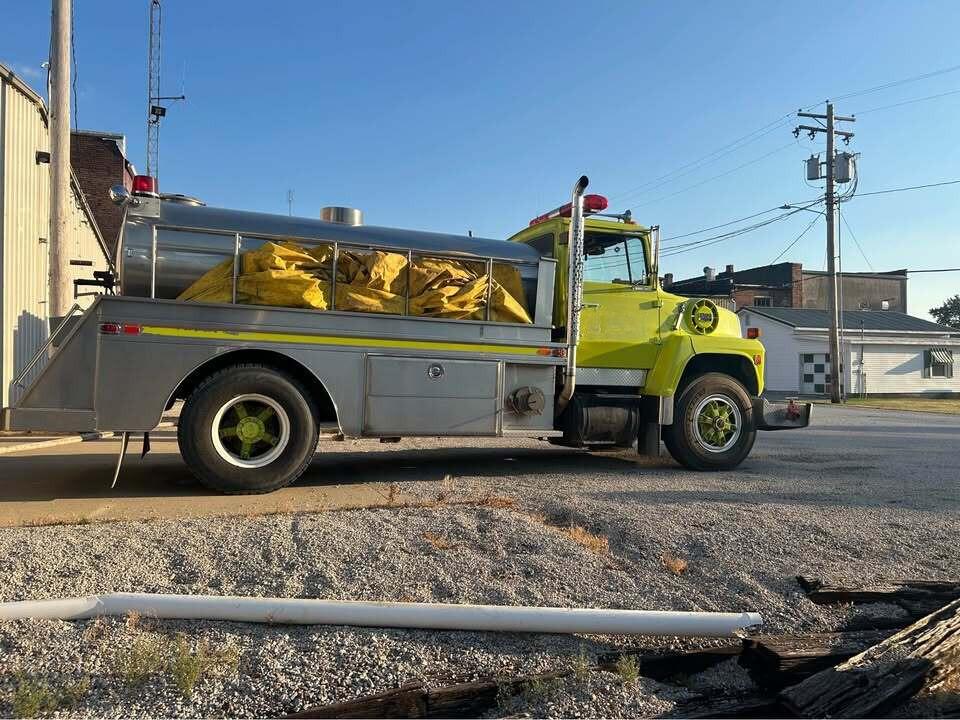 1984 Ford L8000 2000 Gallon Tender - image 1