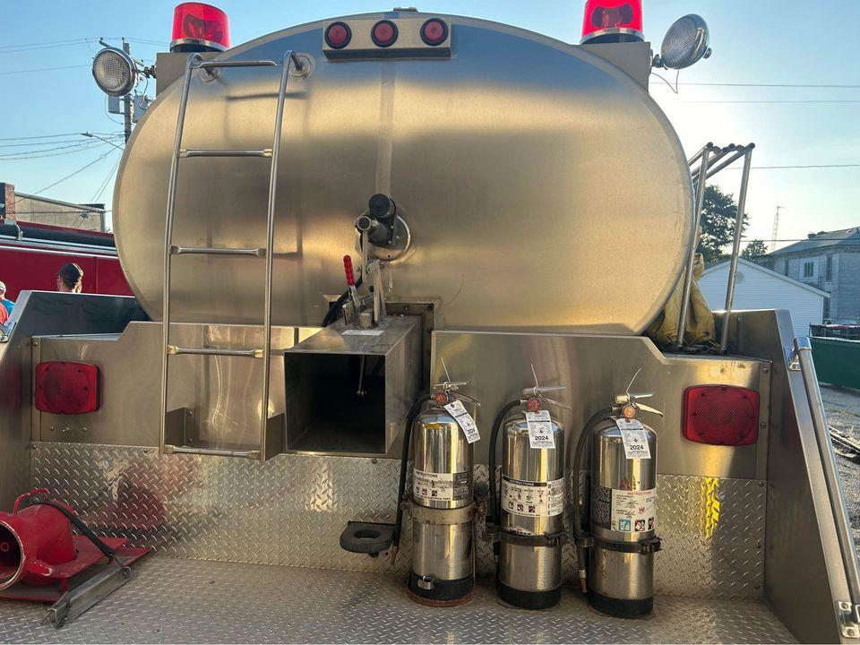 1984 Ford L8000 2000 Gallon Tender - image 6