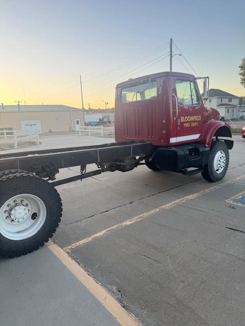 2000 International 4800 4x4 Diesel Truck - image 2