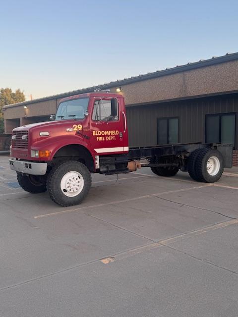 2000 International 4800 4x4 Diesel Truck - image 1
