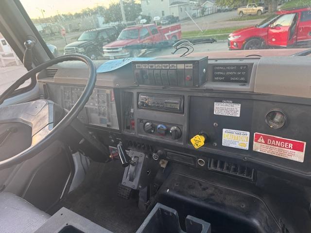 2000 International 4800 4x4 Diesel Truck - image 4