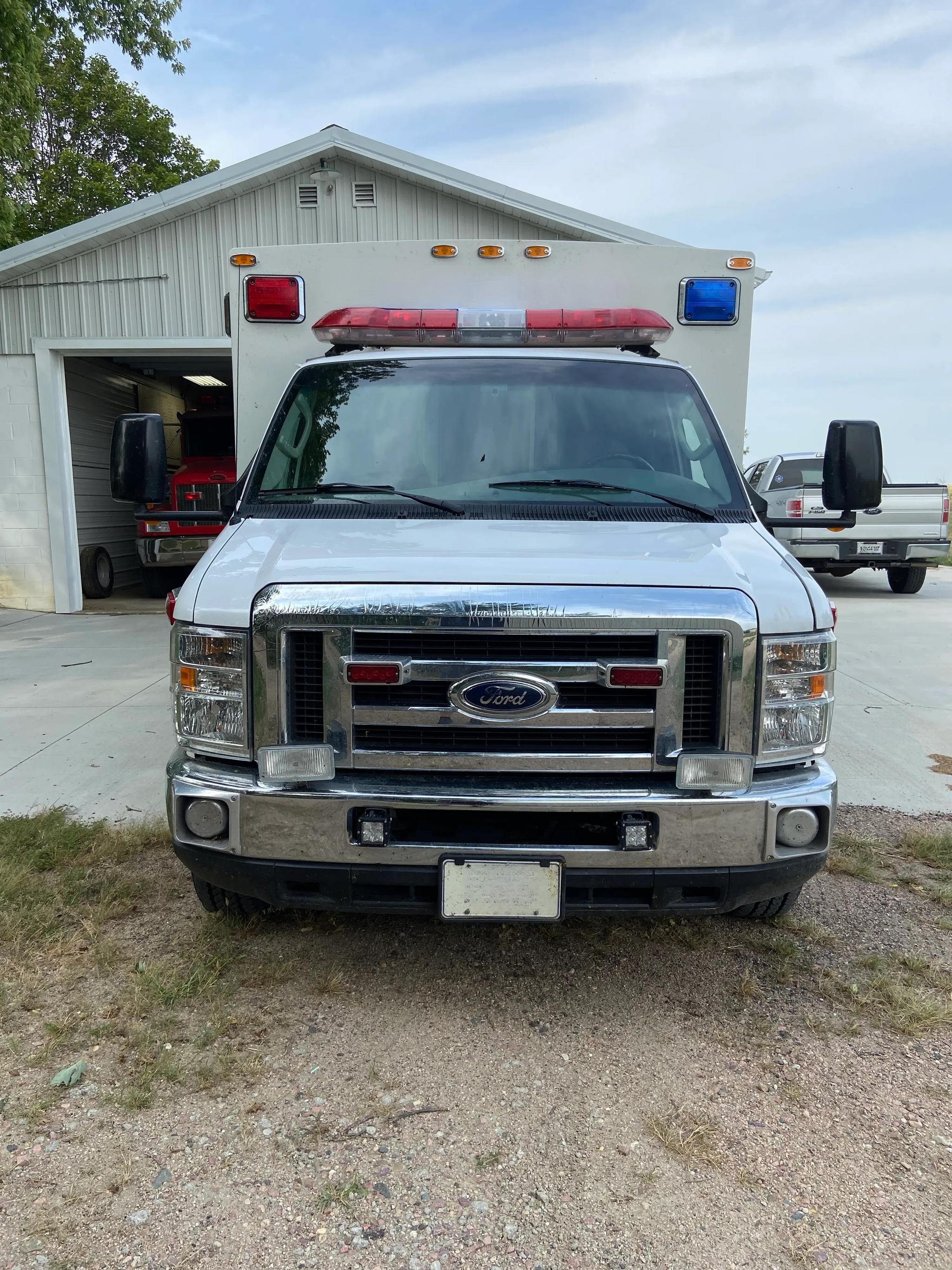 2008 Braun Ford Type III Ambulance - image 4