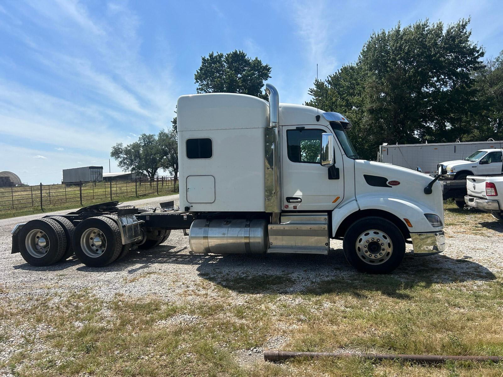 2016 Peterbilt 579 Sleeper Tractor - image 1