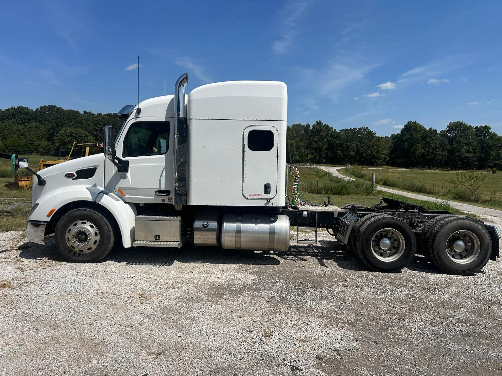 2016 Peterbilt 579 Sleeper Tractor - image 3