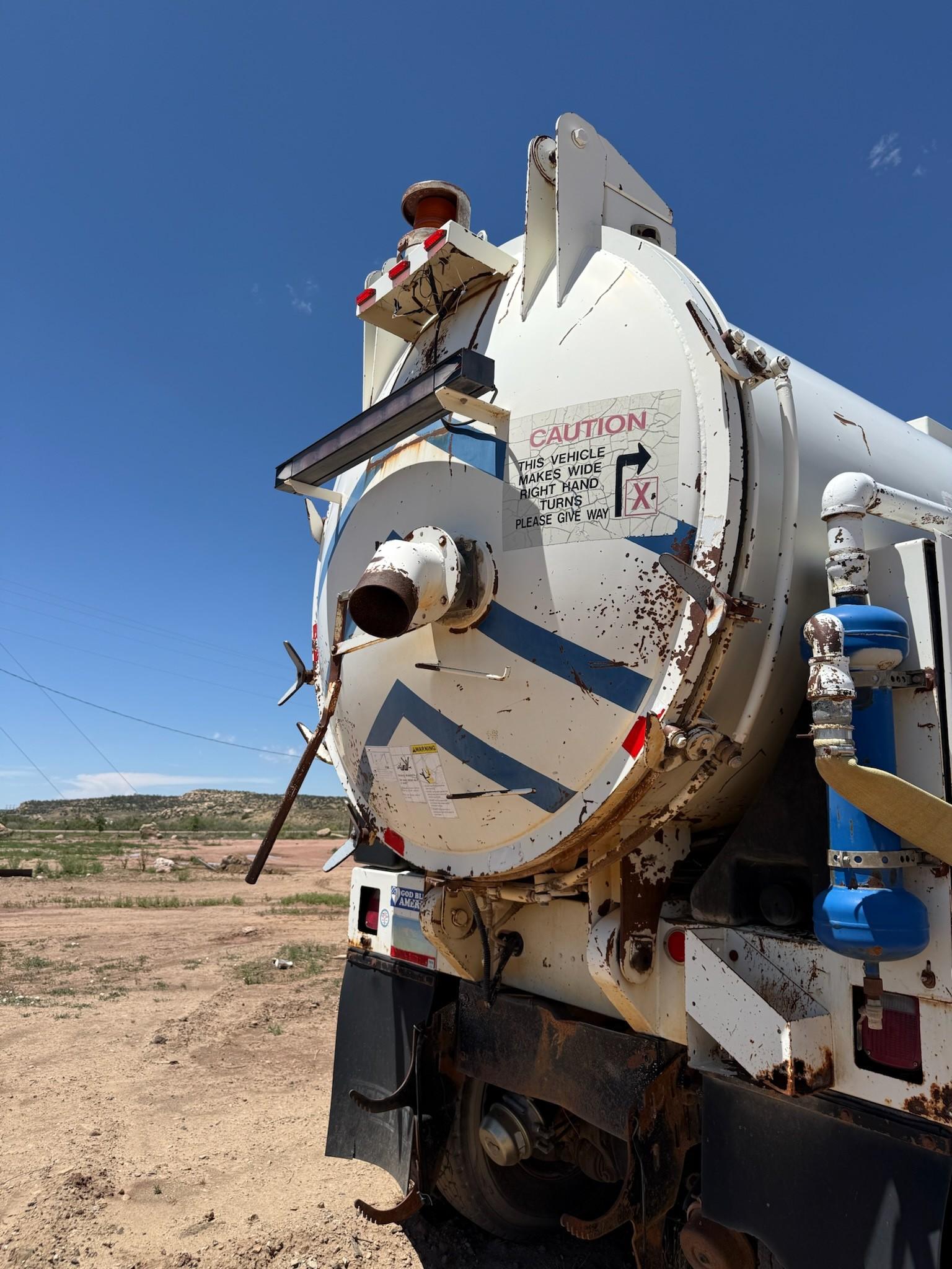 2003 International Vactor Hydrovac - image 3