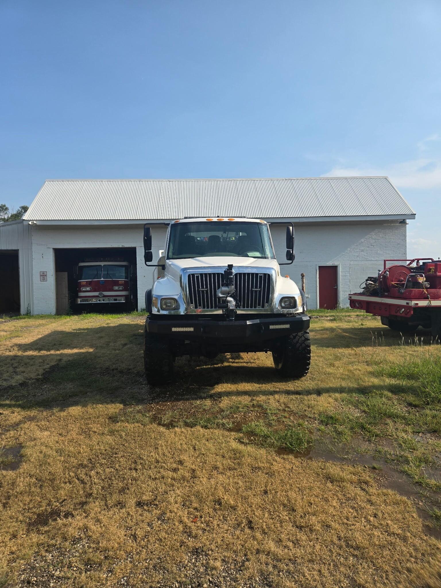 2008 International 4300 4x4 Brush Tanker - image 2