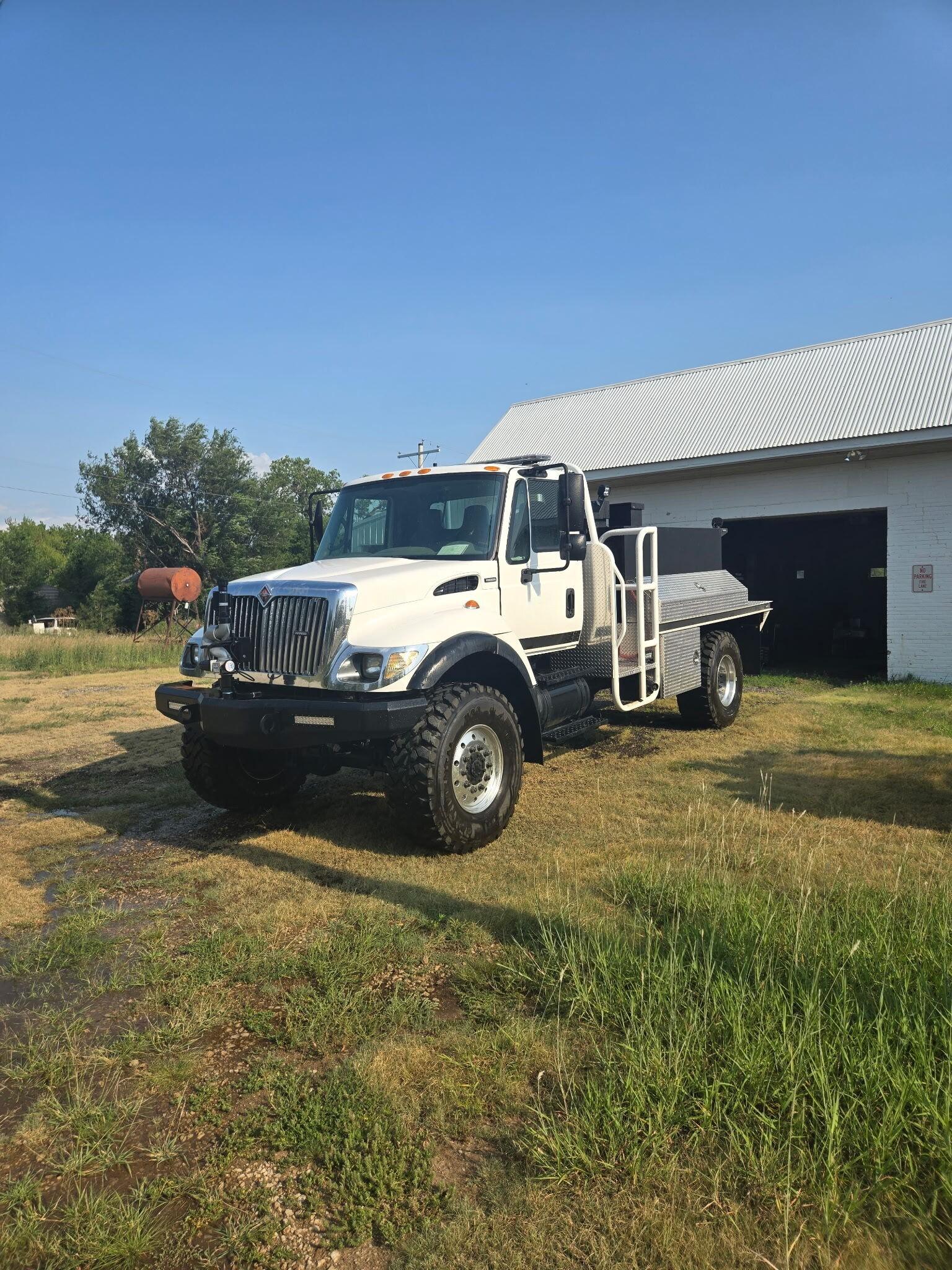 2008 International 4300 4x4 Brush Tanker - image 1