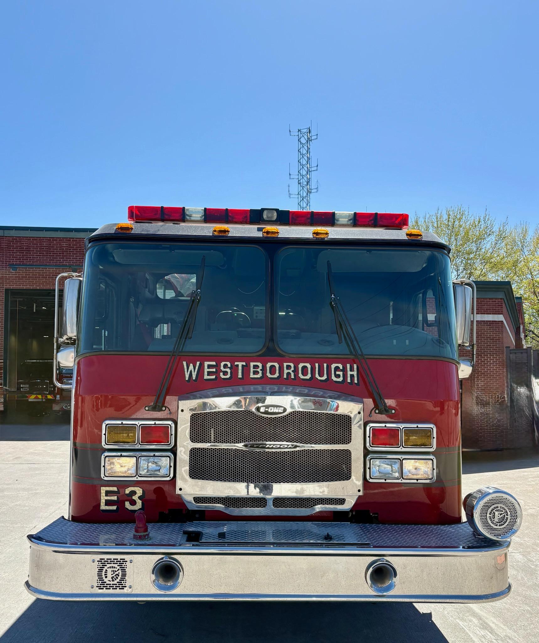 2005 E-One Typhoon Pumper - image 3