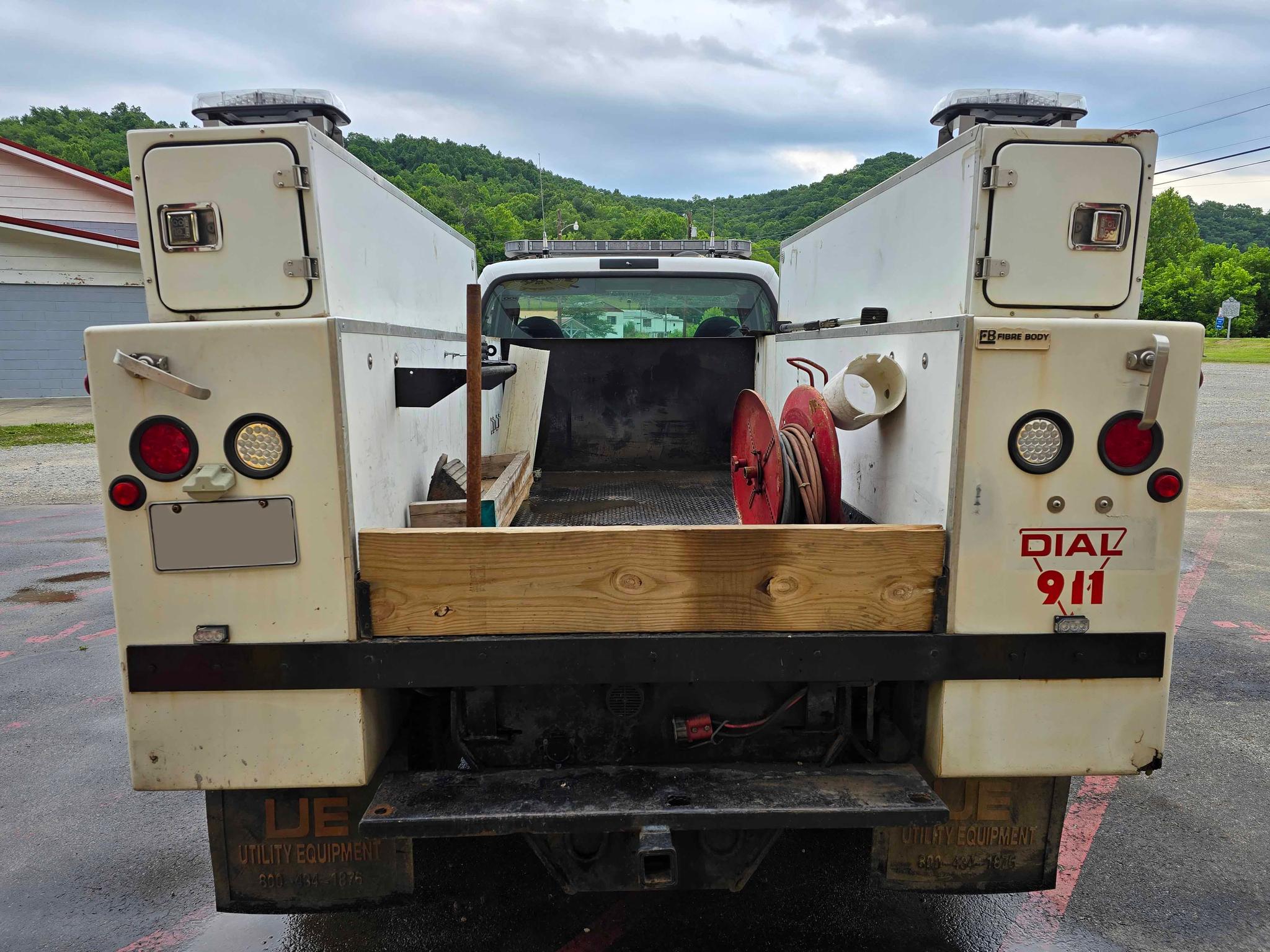 2004 Ford F-350 4x4 Light Rescue - image 3
