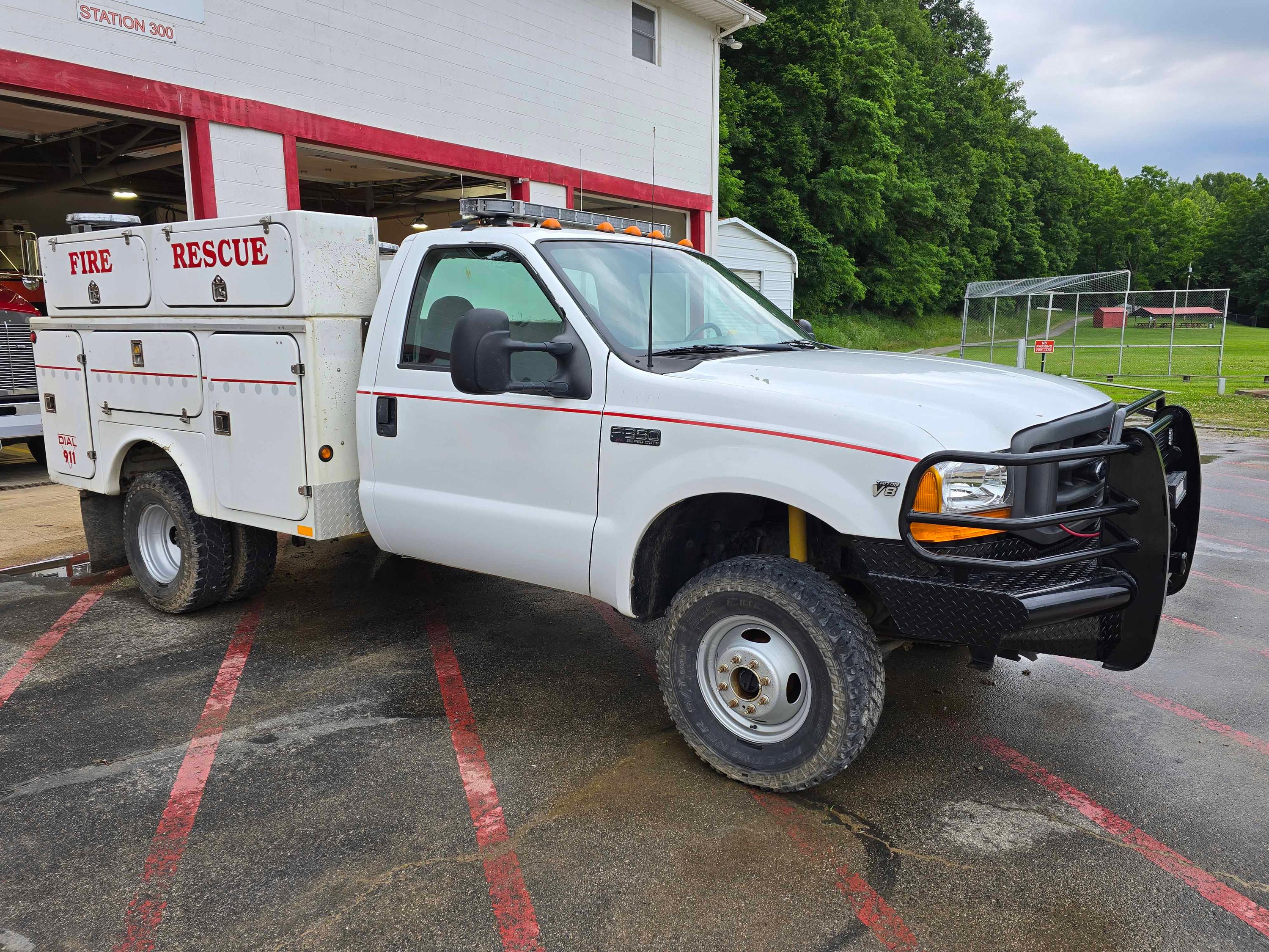 2004 Ford F-350 4x4 Light Rescue - image 1