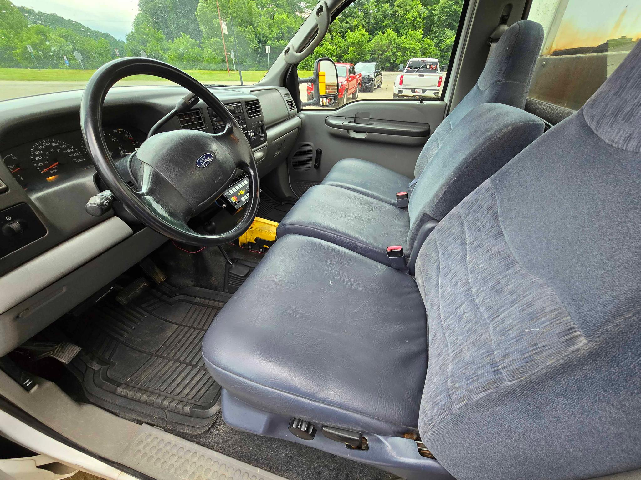 2004 Ford F-350 4x4 Light Rescue - image 4