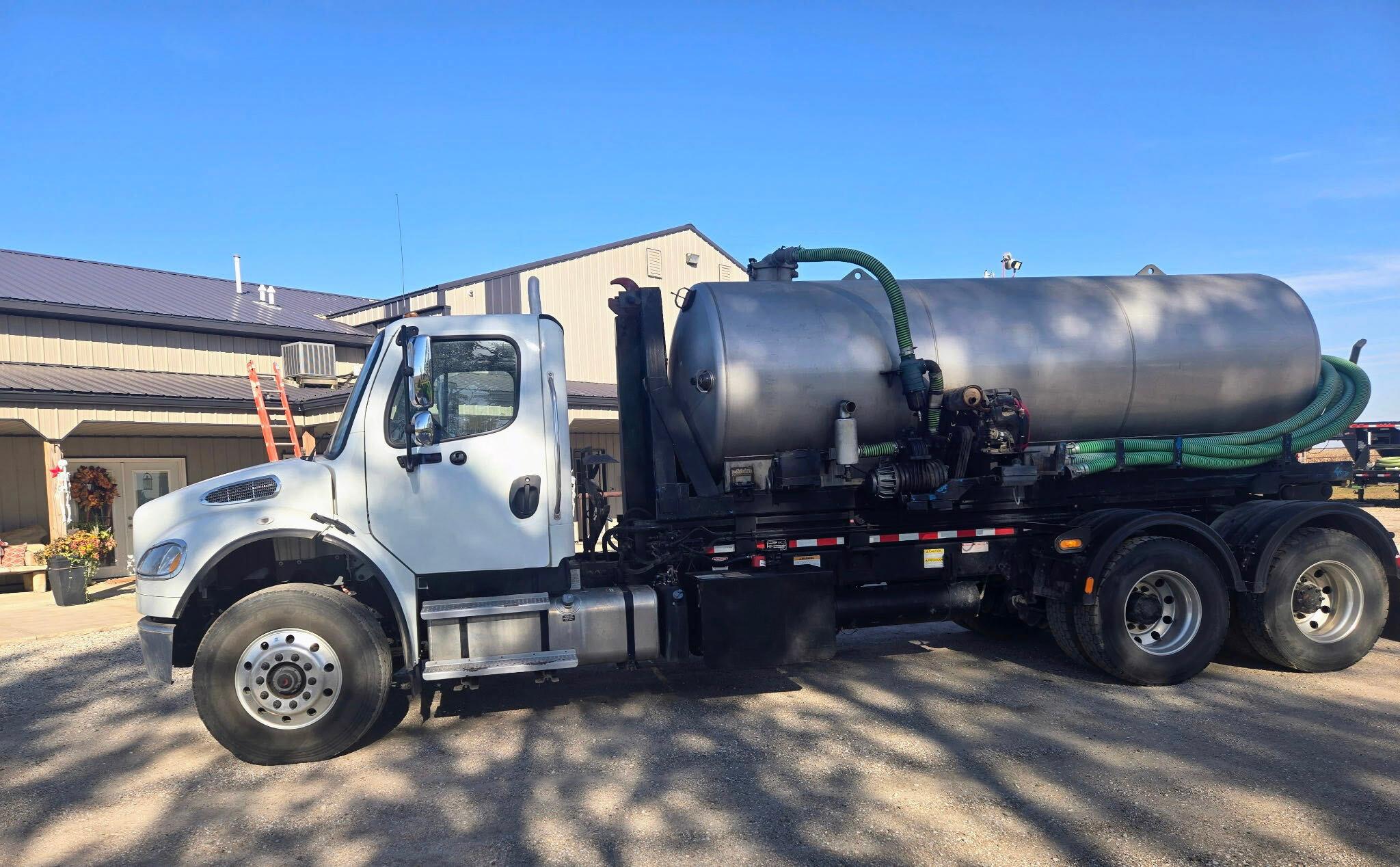 2021 Freightliner jurop Septic - image 4
