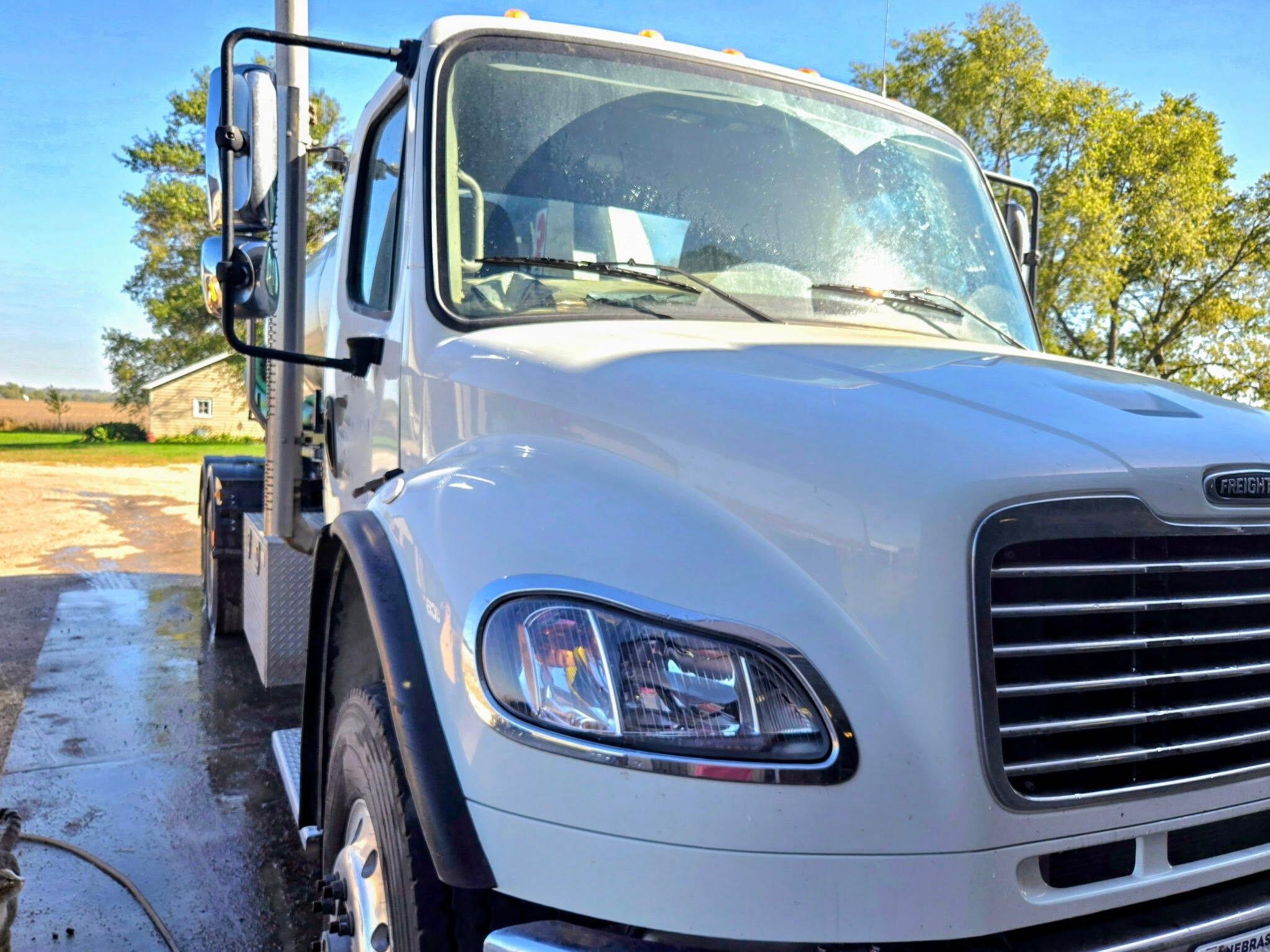 2021 Freightliner jurop Septic - image 2