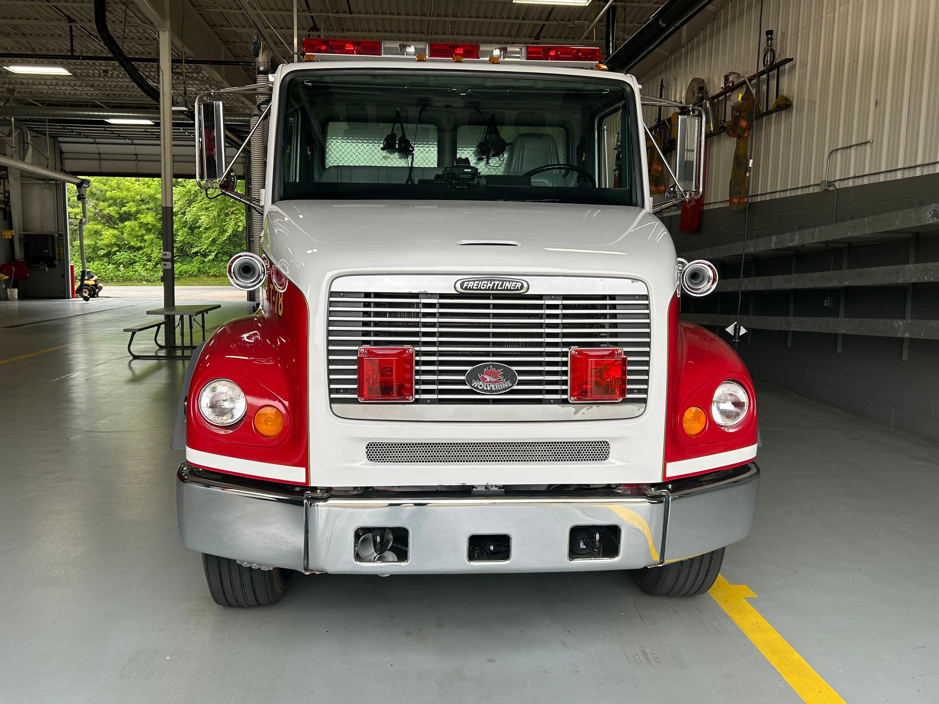 2001 Wolverine Freightliner Pumper Tanker - image 2