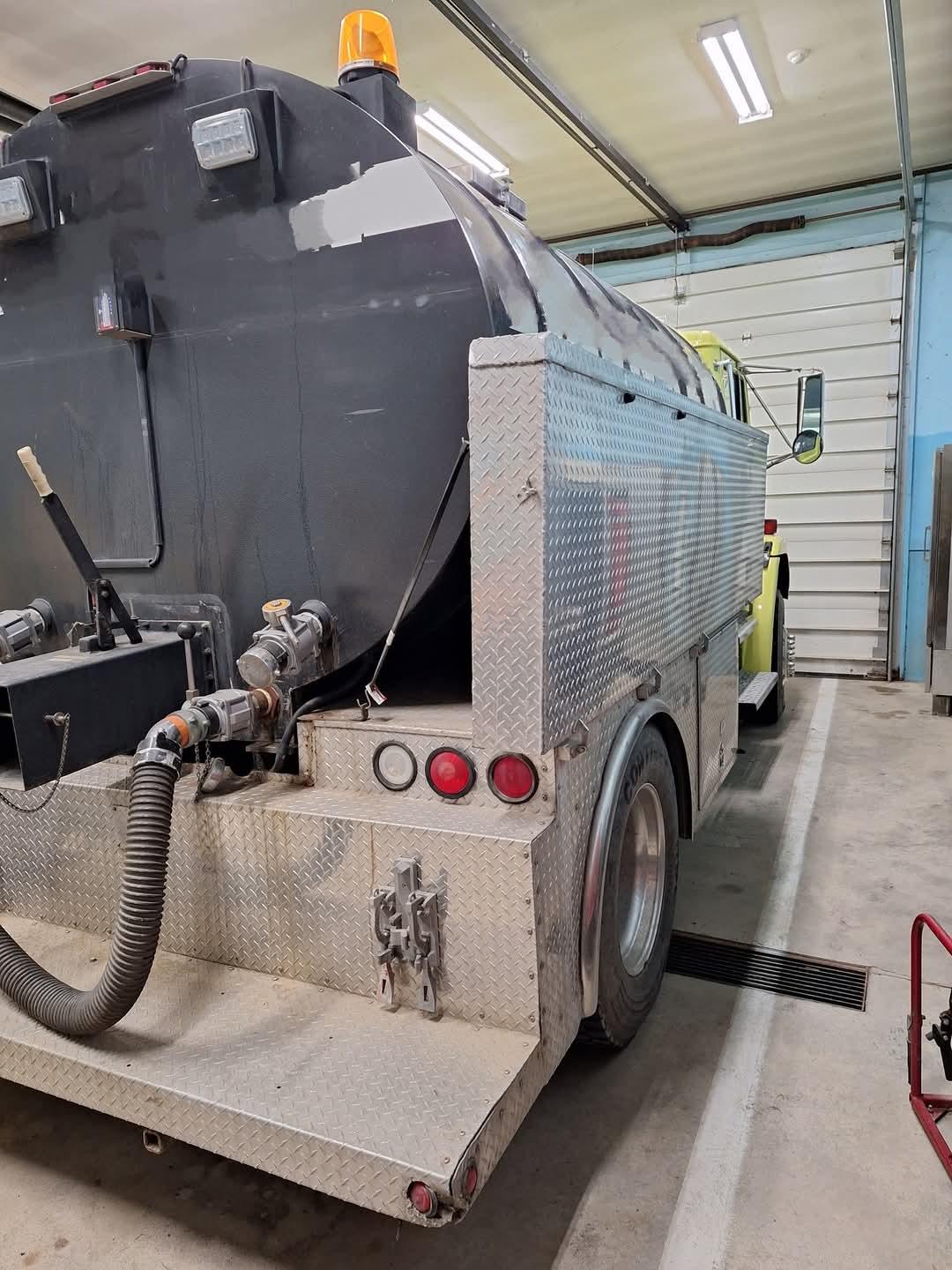 1996 Freightliner Tanker - image 2