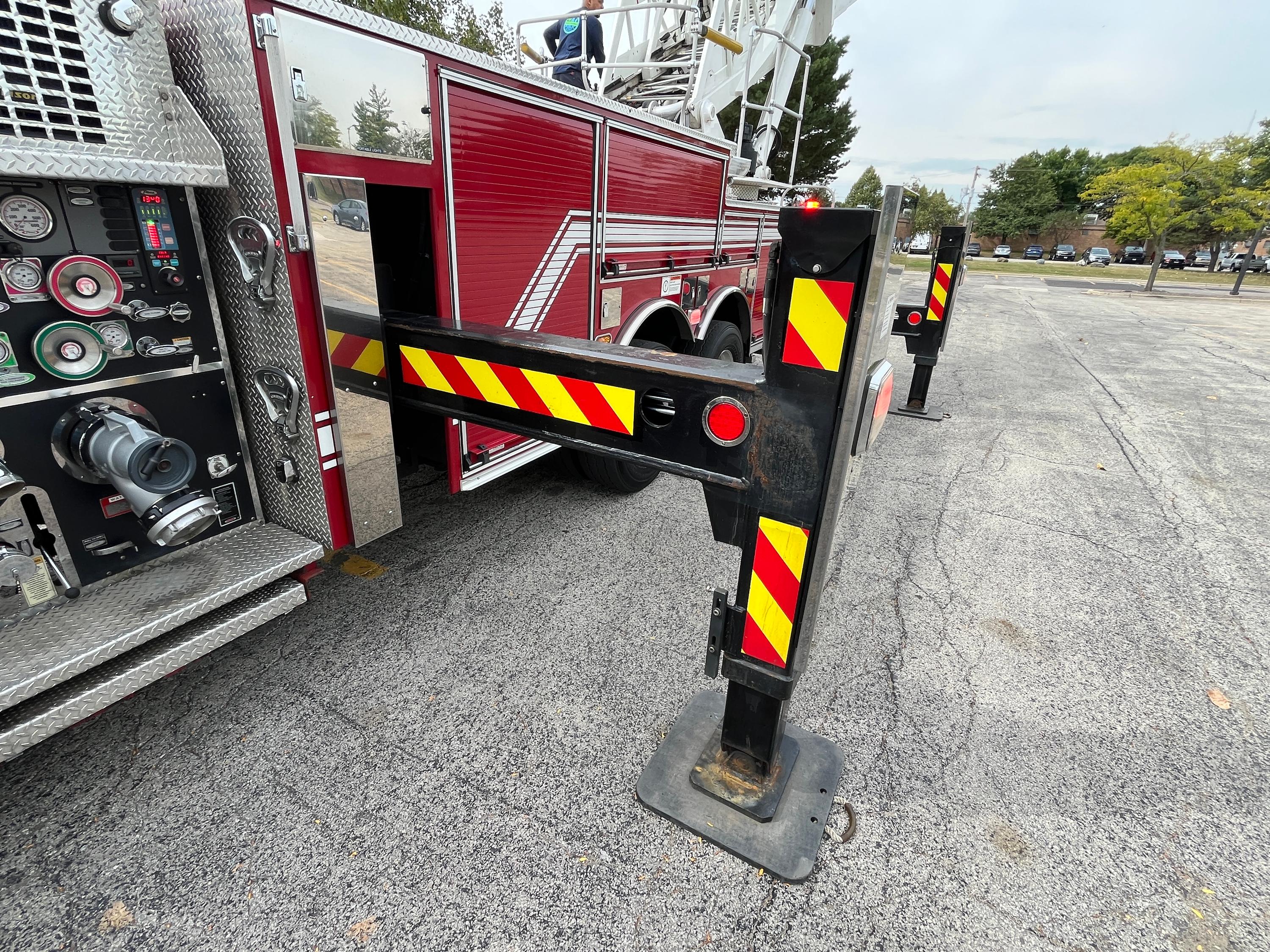 2009 Pierce Velocity 100' Quint - image 26