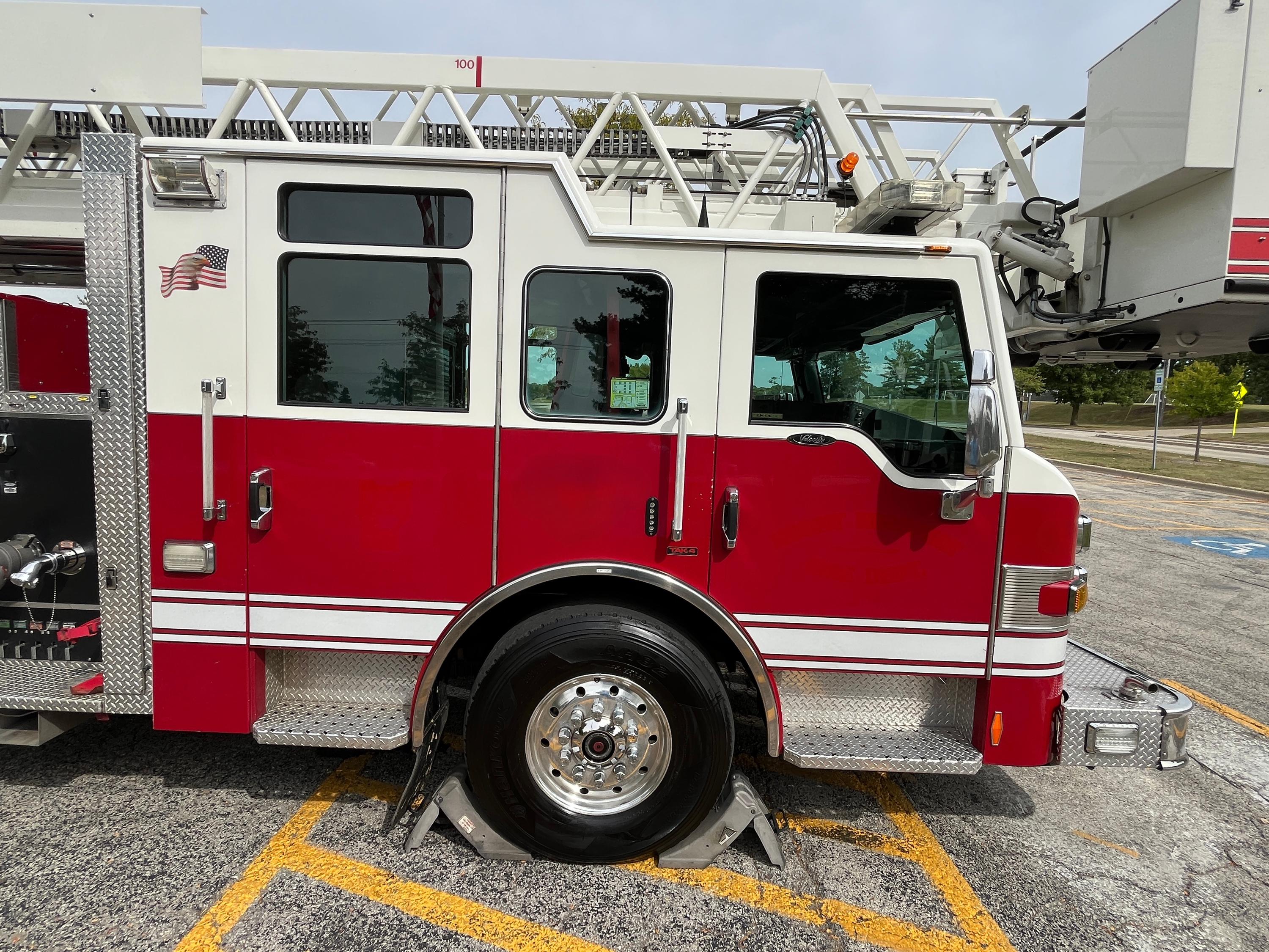2009 Pierce Velocity 100' Quint - image 18