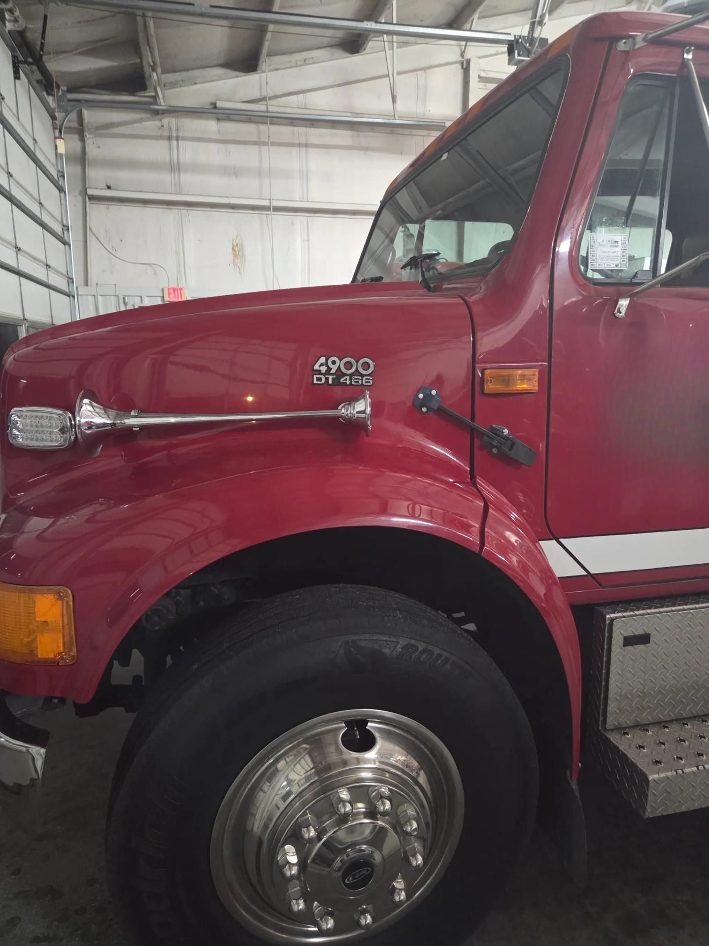 1995 E-One International Pumper Tanker - image 1