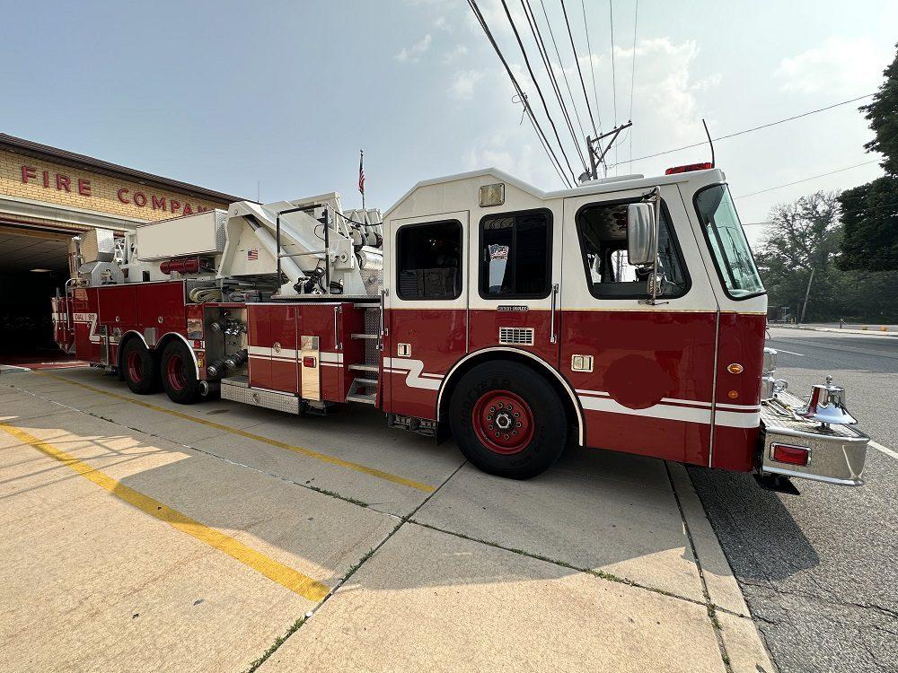 1997 Simon Duplex 93′ LTI Mid Mount Platform