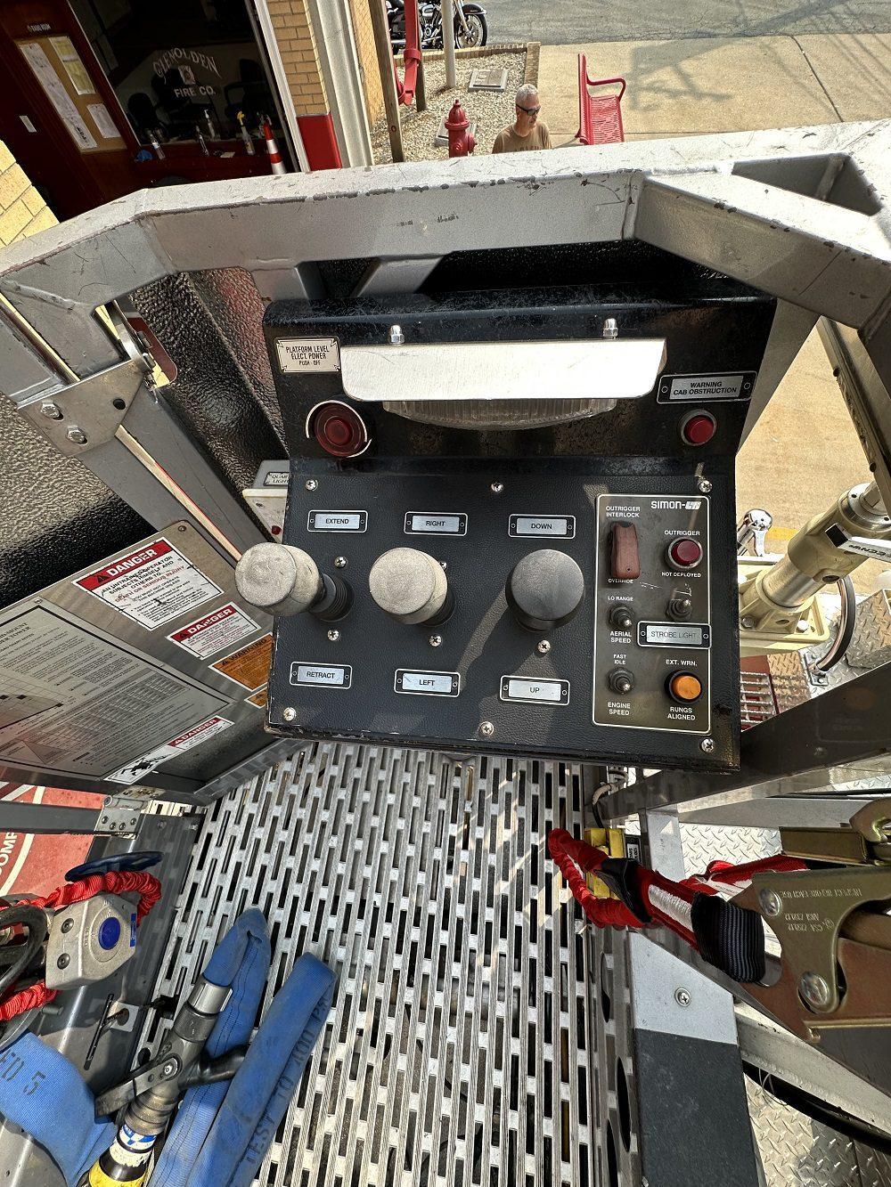 1997 Simon Duplex 93′ LTI Mid Mount Platform - image 12