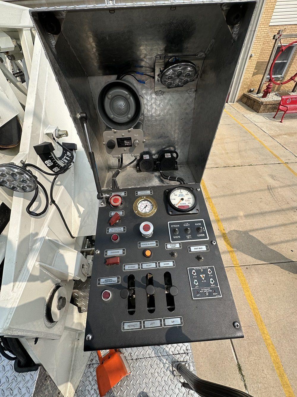 1997 Simon Duplex 93′ LTI Mid Mount Platform - image 13