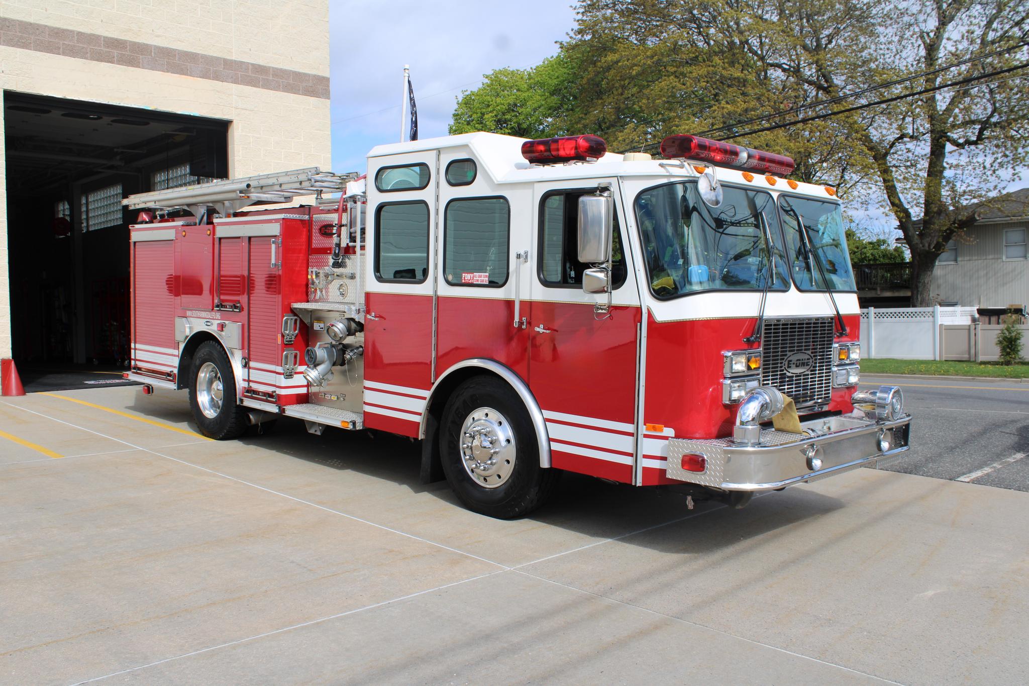 2004 E-One Engine - image 2