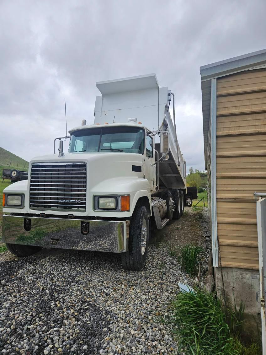 2011 Mack Pinnacle Dump Truck - image 2