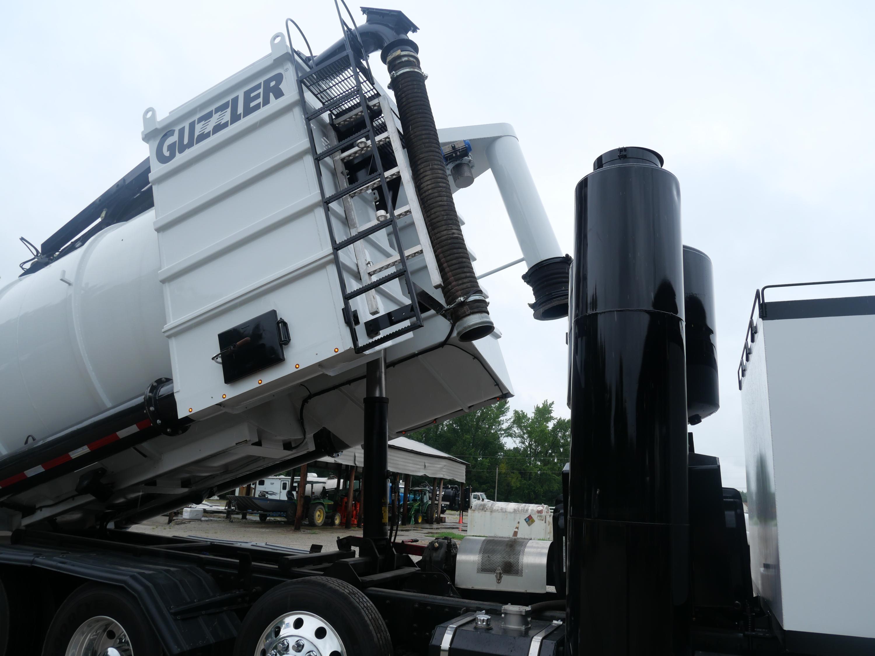 2021 Peterbilt Hydrovac - image 32