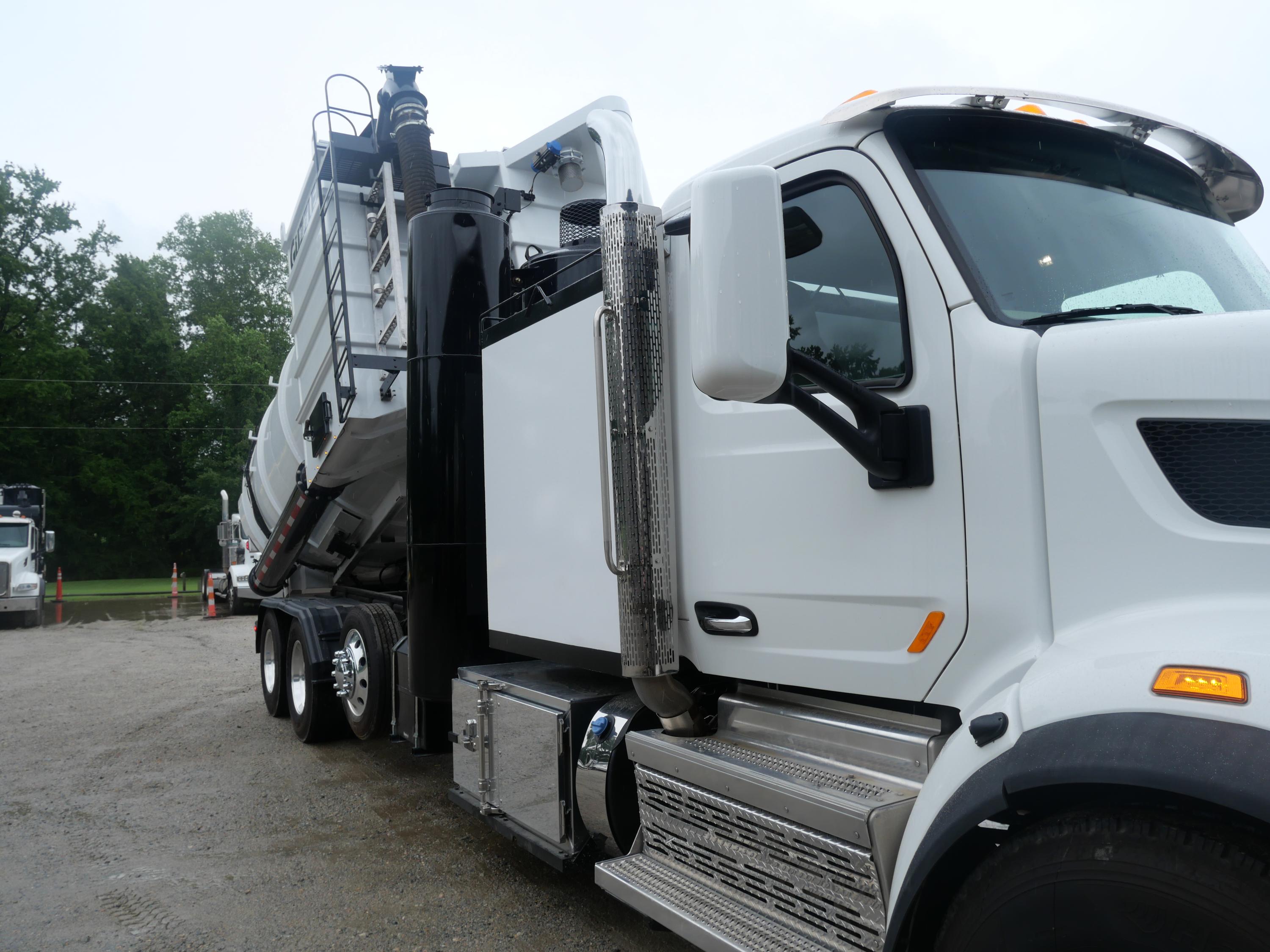2021 Peterbilt Hydrovac - image 28