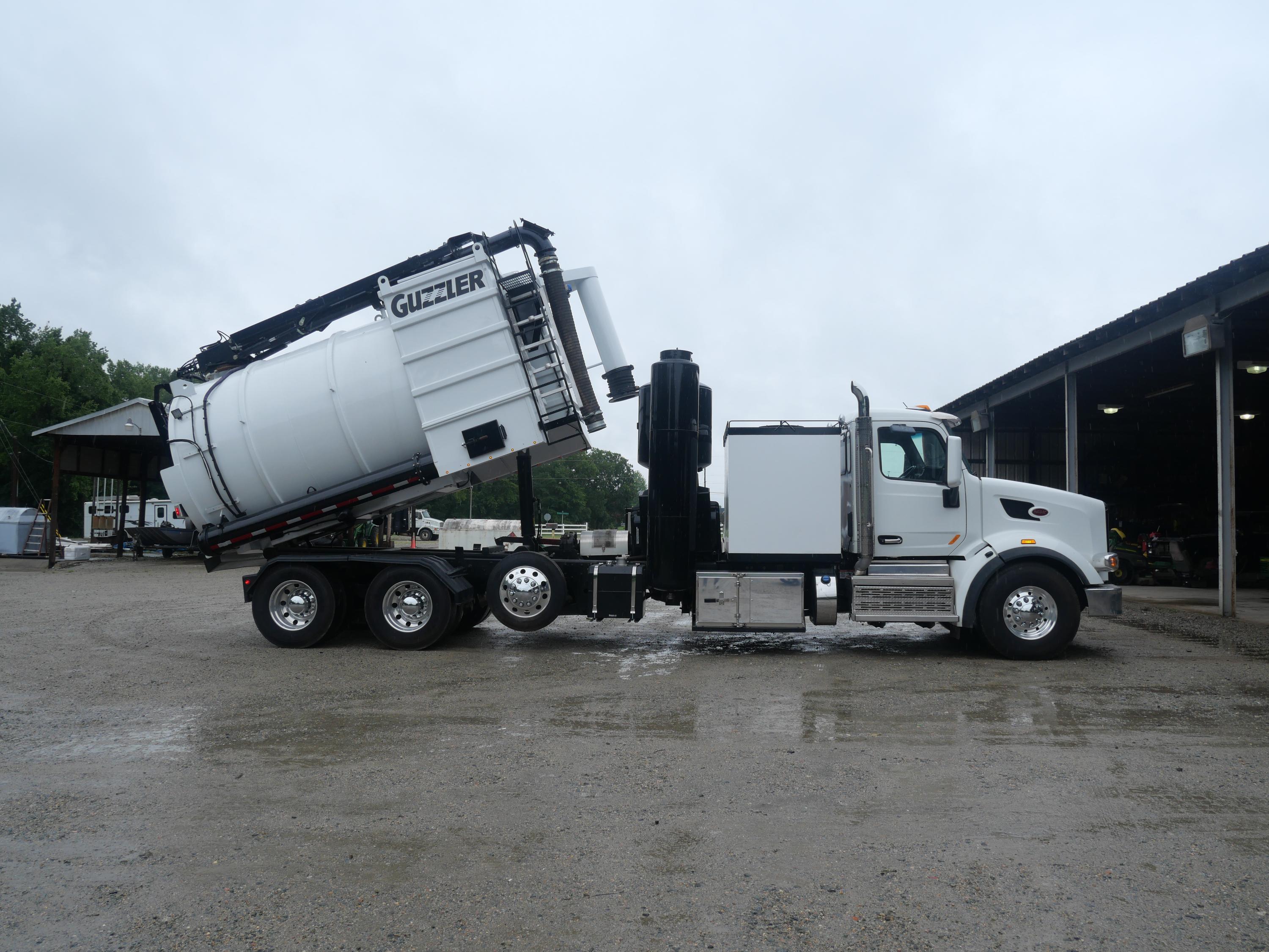 2021 Peterbilt Hydrovac - image 9