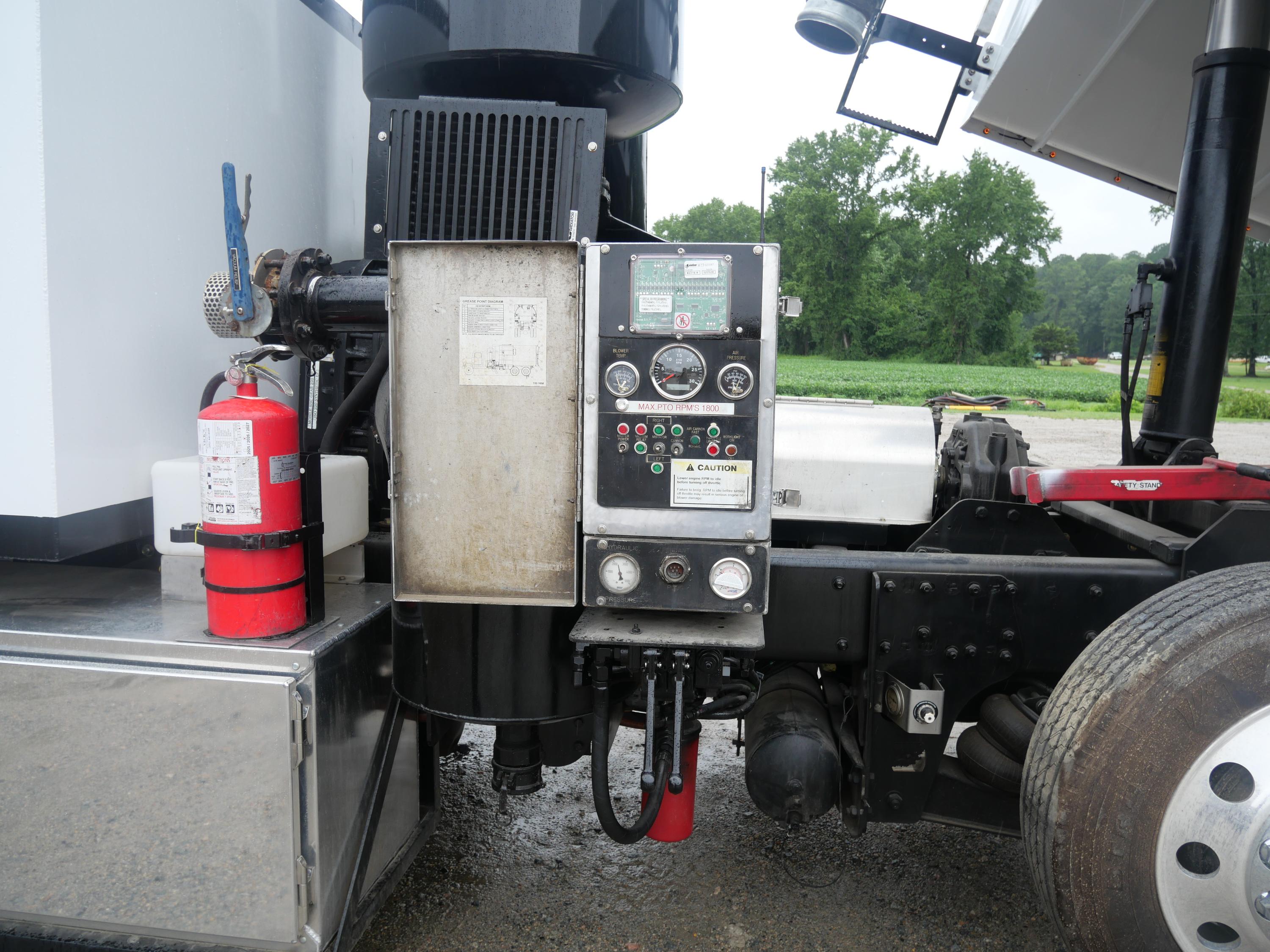 2021 Peterbilt Hydrovac - image 18