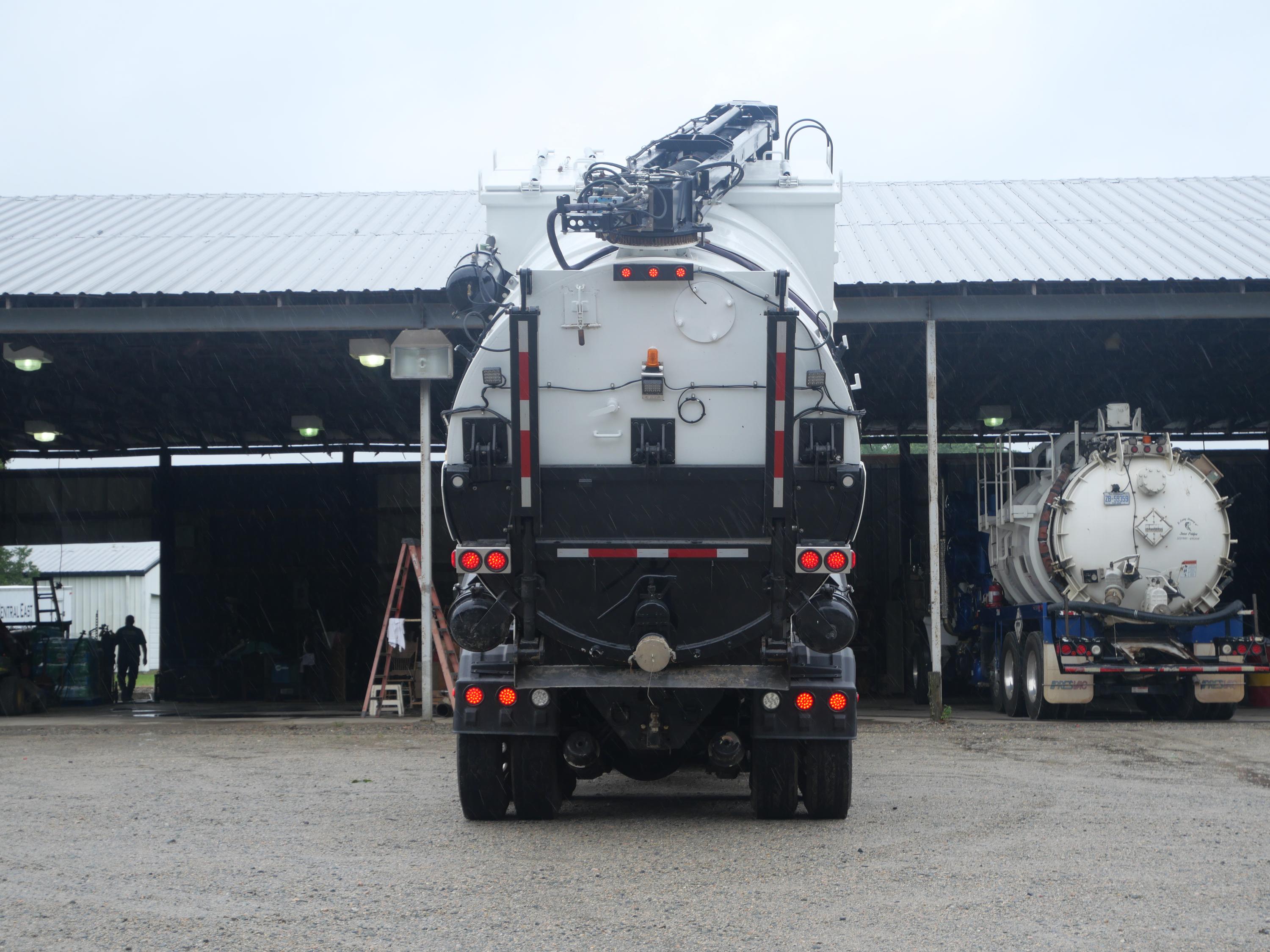 2021 Peterbilt Hydrovac - image 11