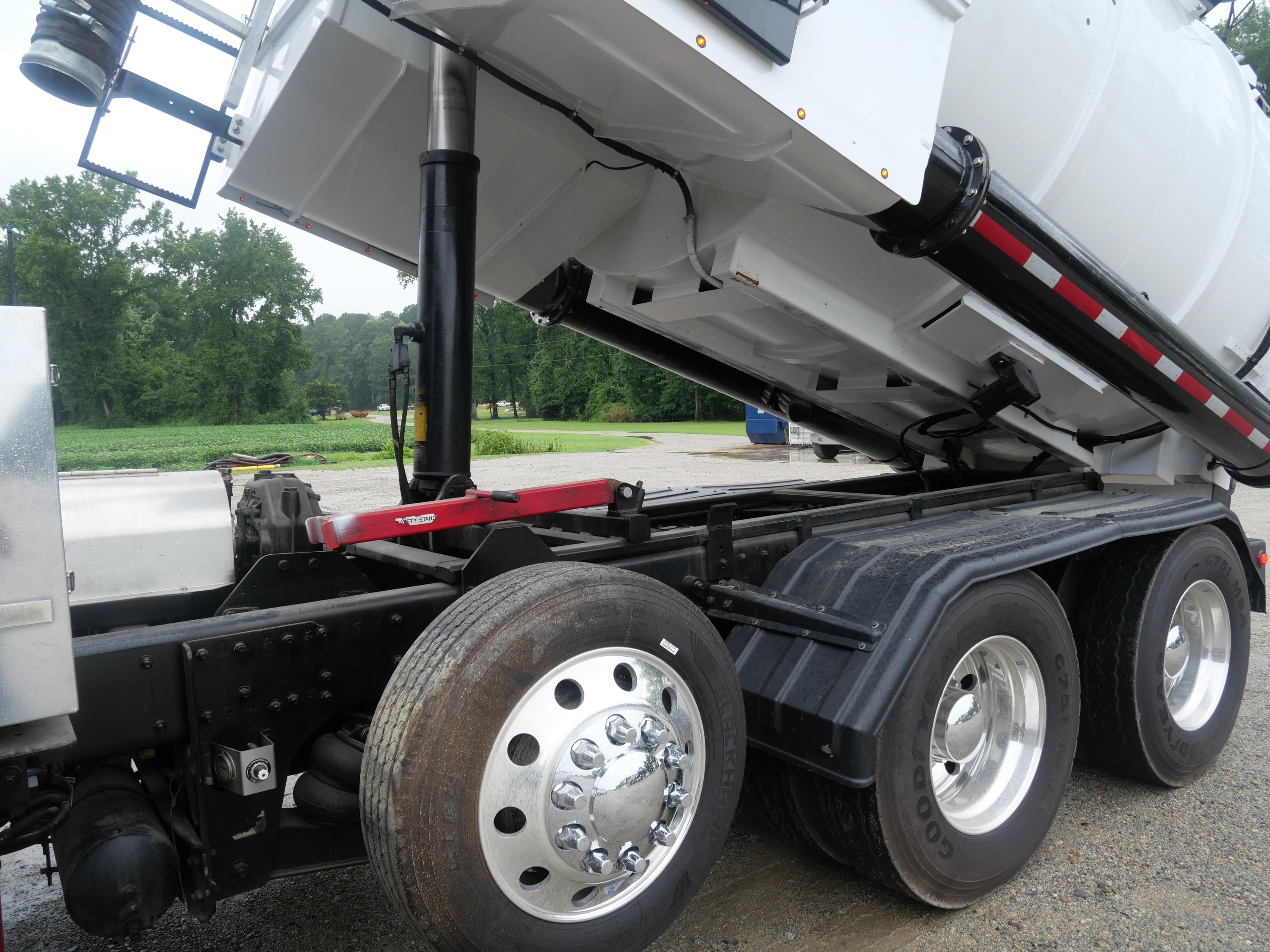 2021 Peterbilt Hydrovac - image 14