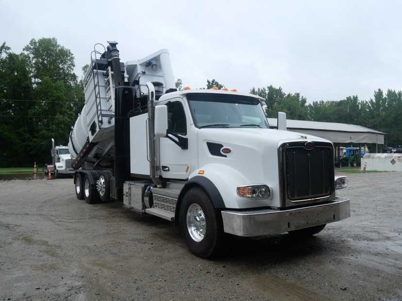 2021 Peterbilt Hydrovac — photo 8