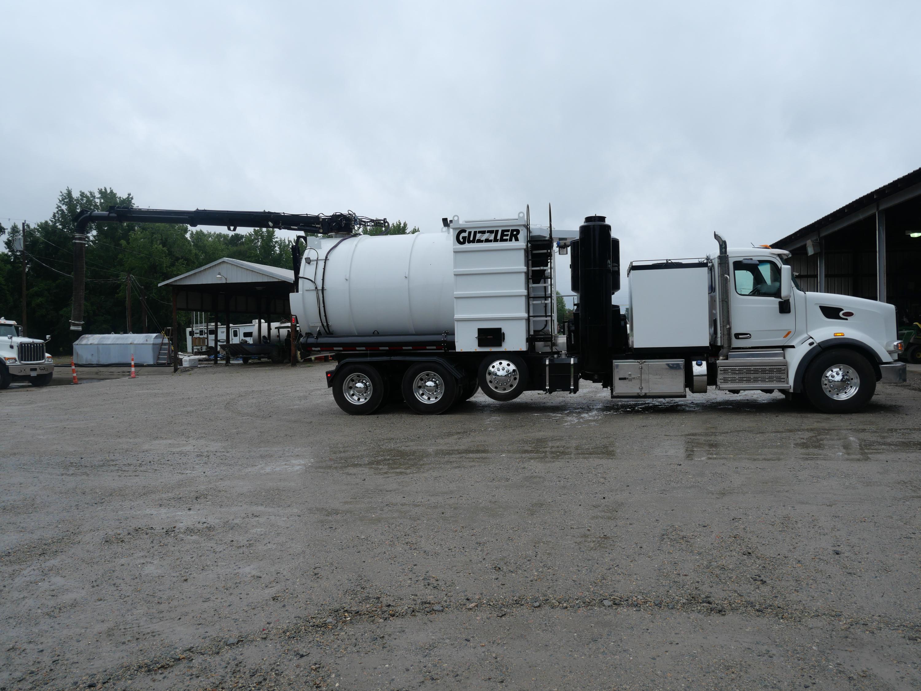 2021 Peterbilt Hydrovac - image 35
