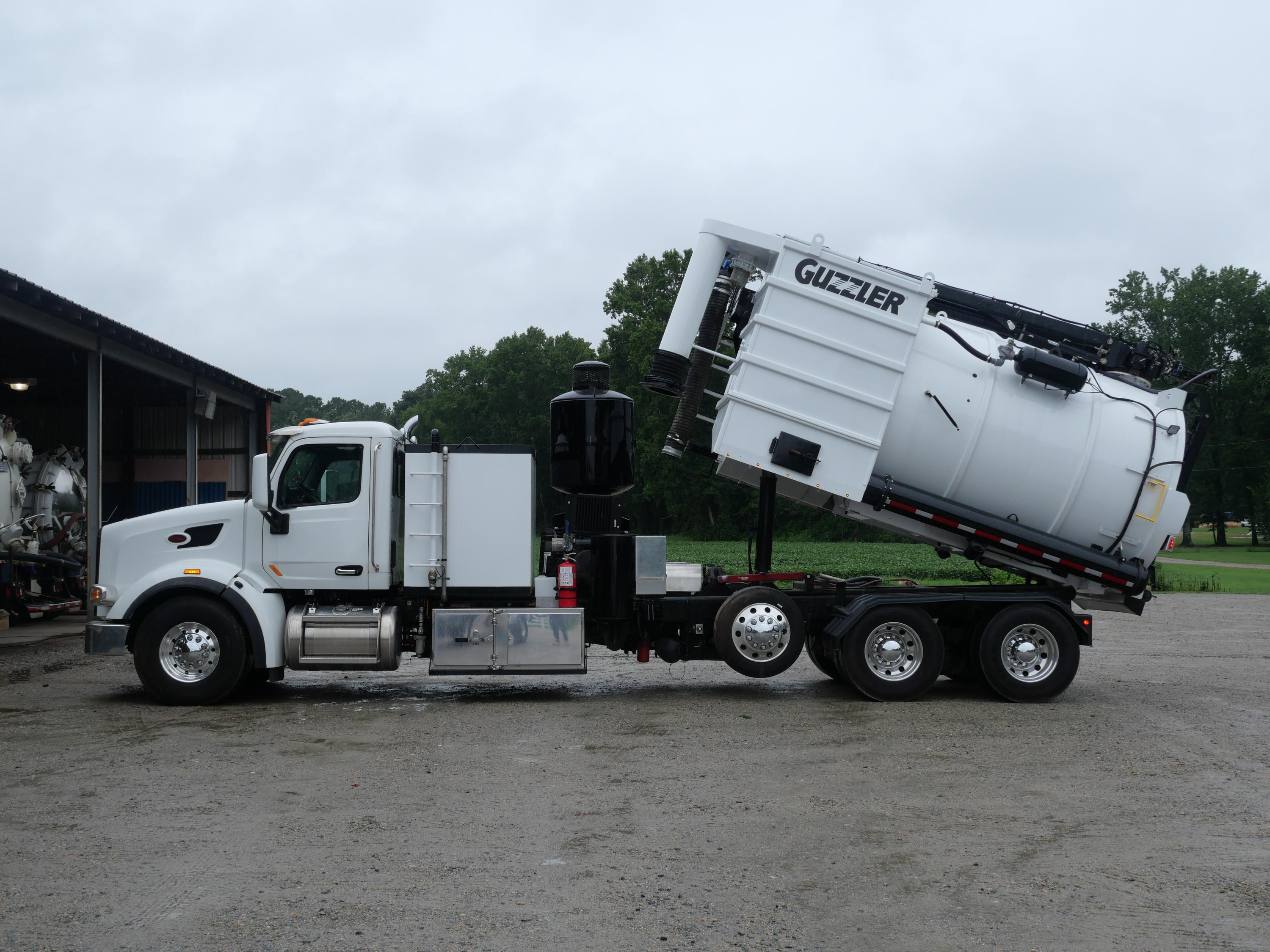2021 Peterbilt Hydrovac - image 13