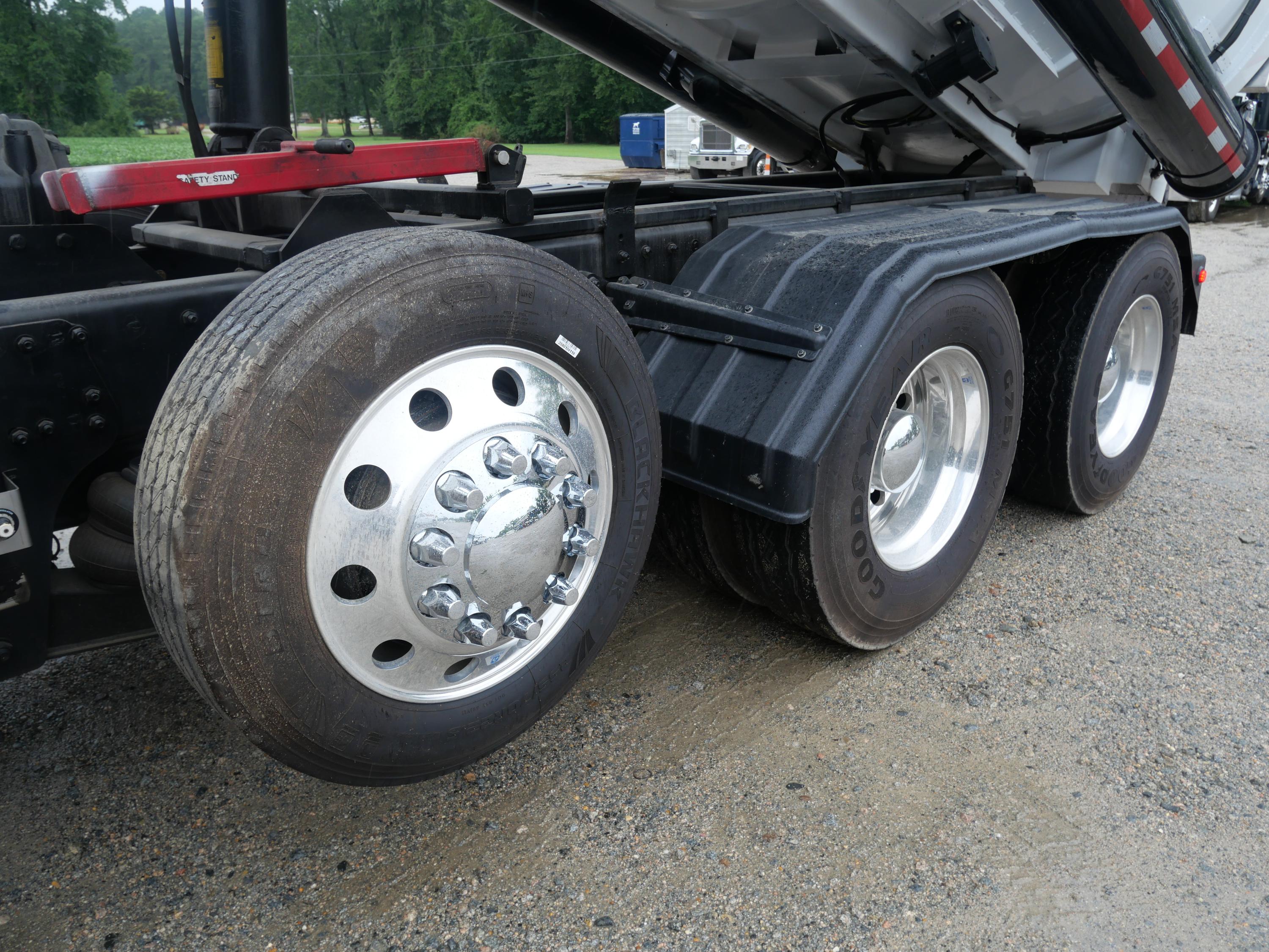 2021 Peterbilt Hydrovac - image 17