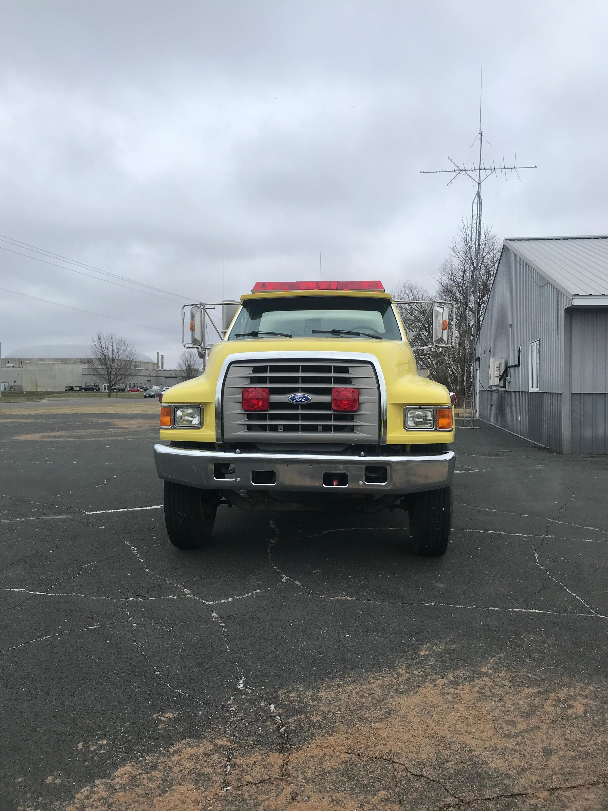 1995 Ford F-Series 2000 Gallon S&S Tanker - image 2