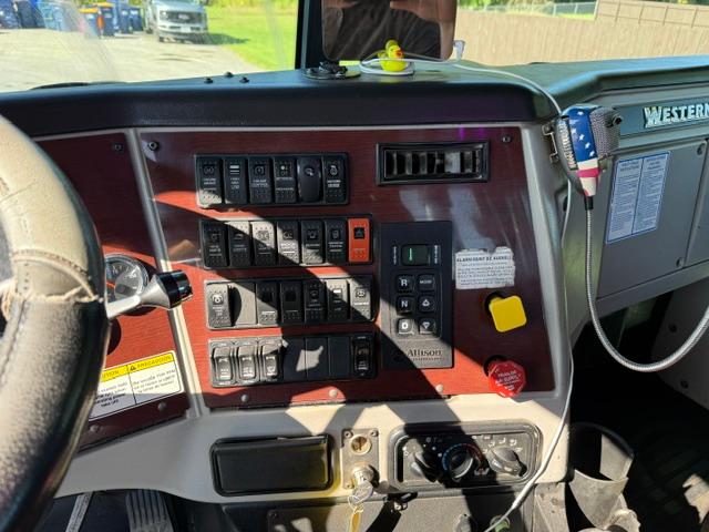 2019 Western Star Galfab Roll-Off - image 9
