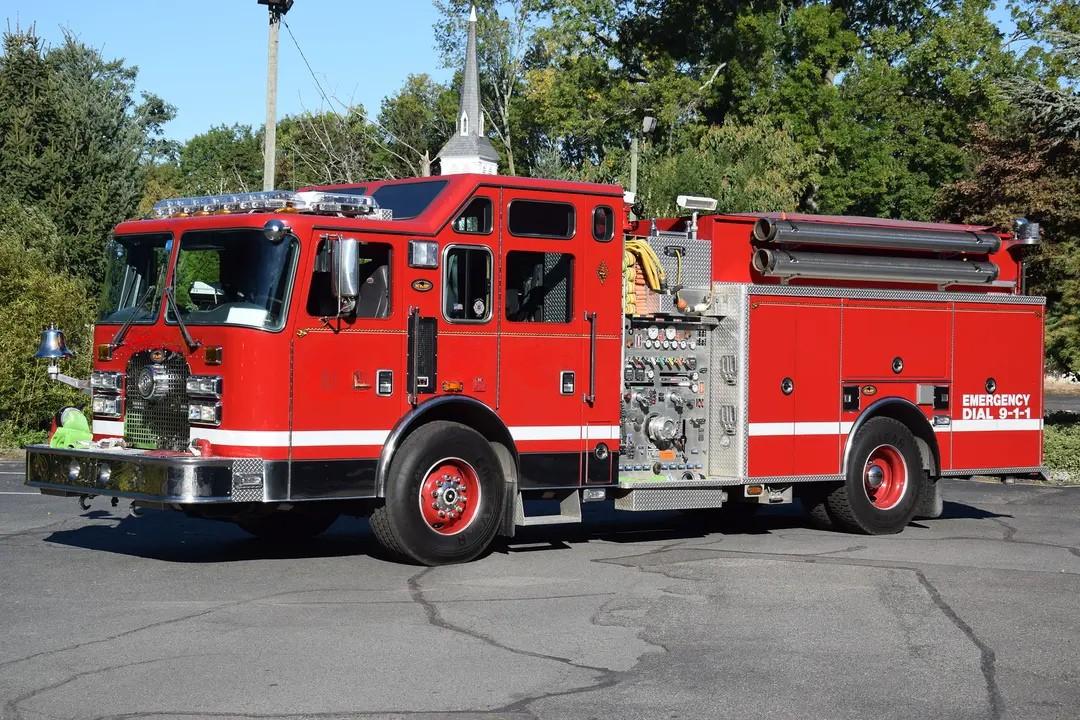 2002 KME Excel Engine, including equipment - image 1