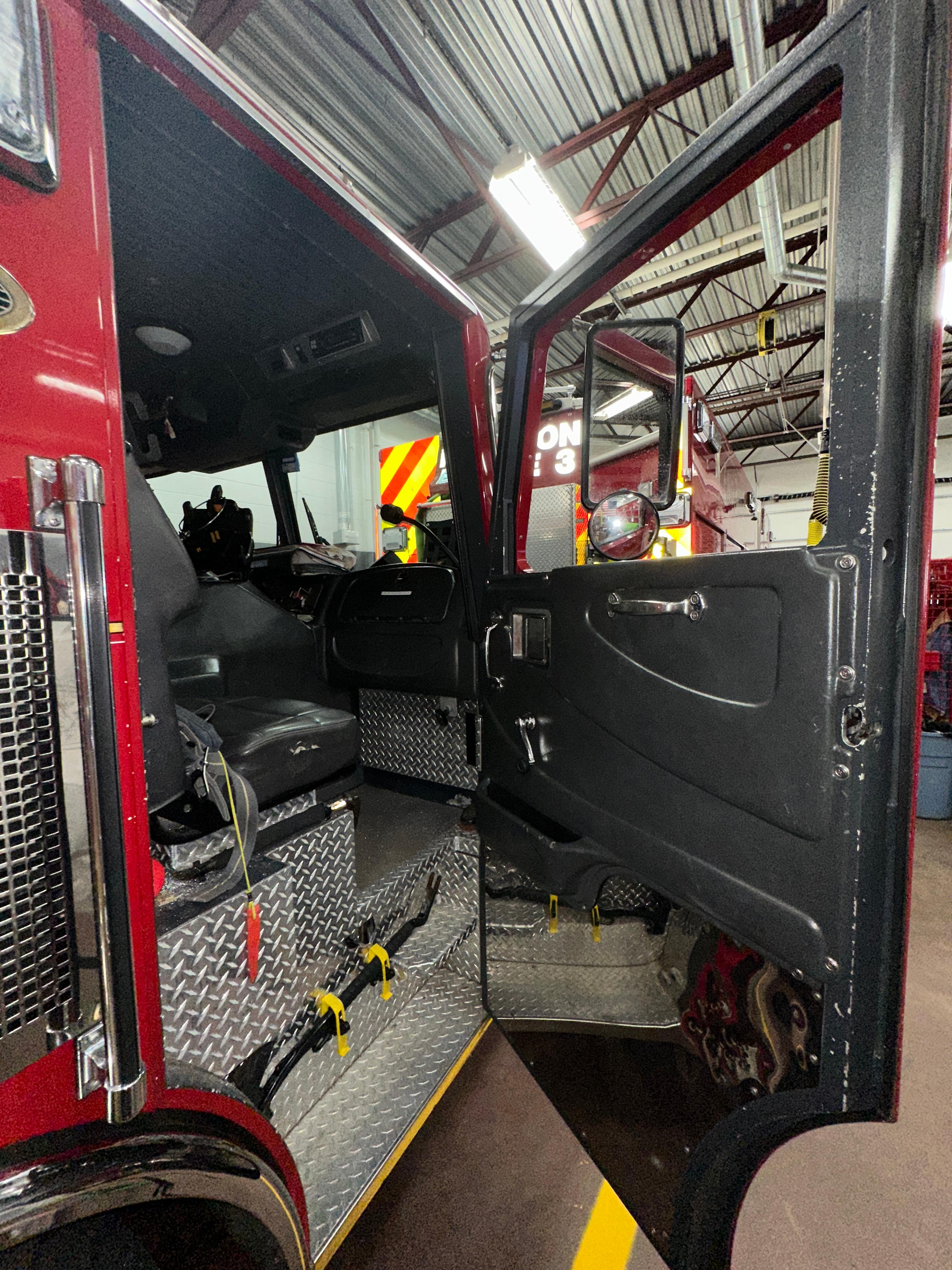 2002 KME Excel Engine, including equipment - image 33