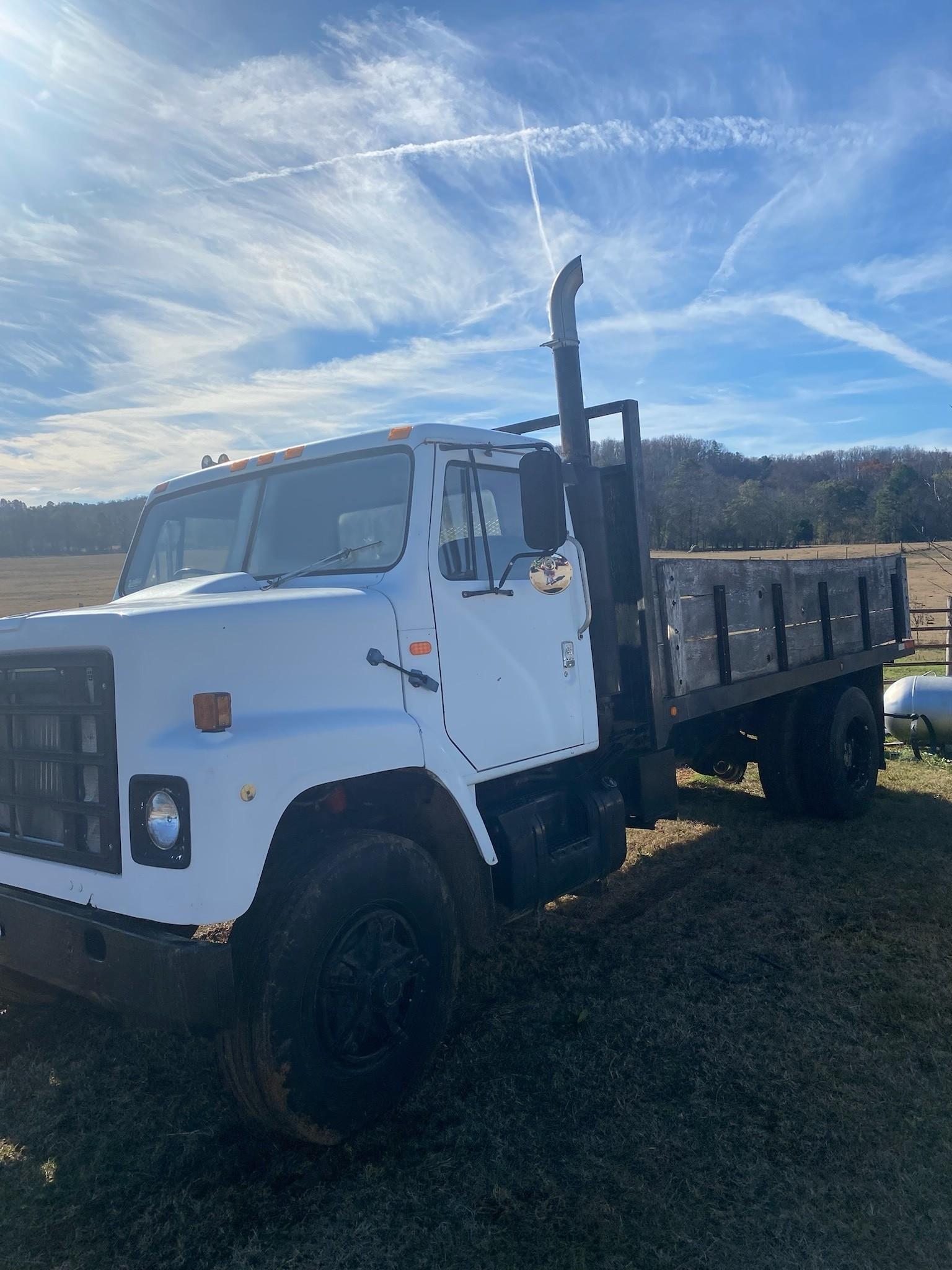 1981 International 2275S Dump Truck - image 2