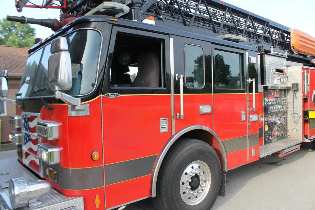 2002 Pierce 105 ft. Steel Aerial Ladder/Quint