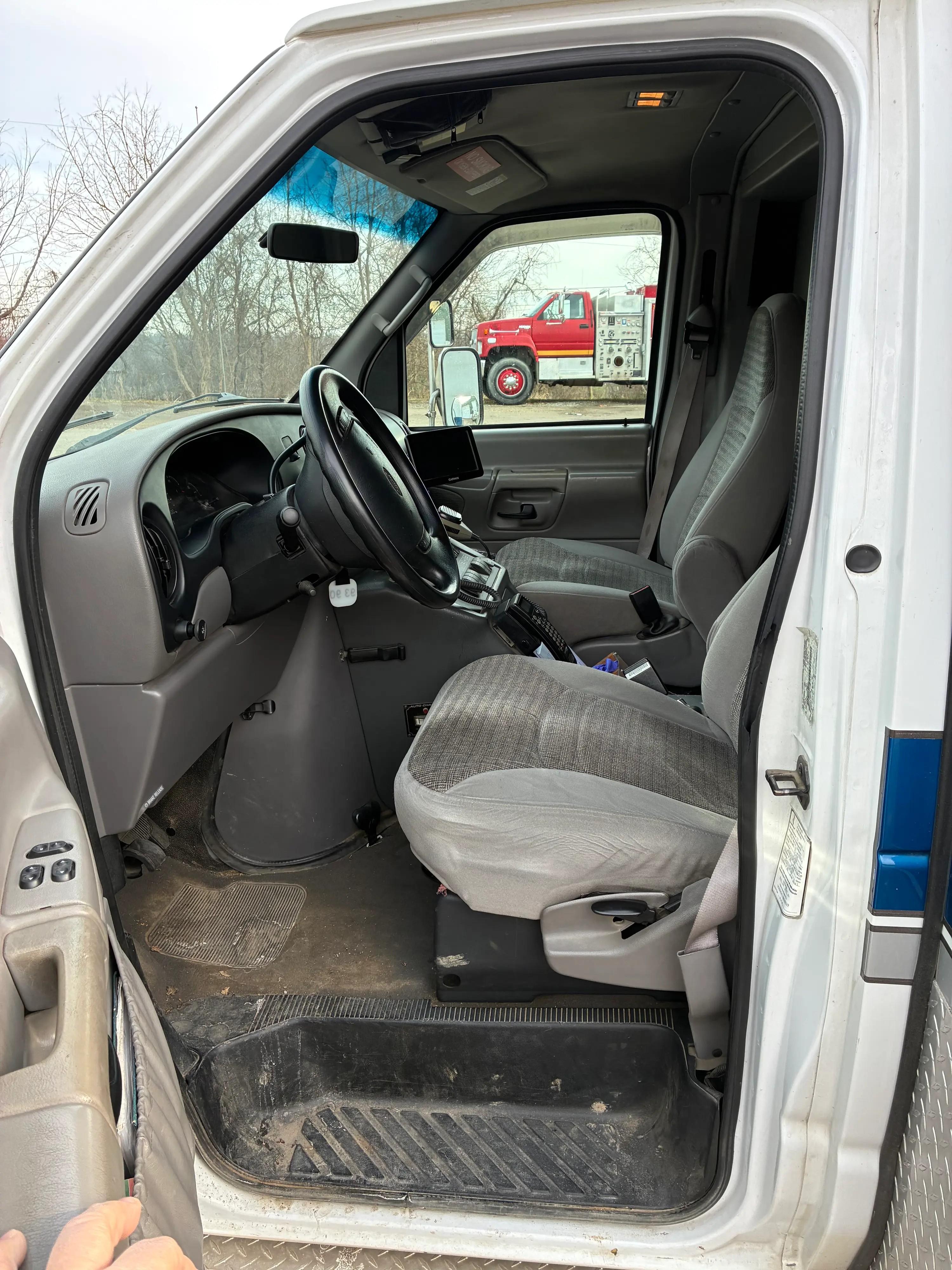2000 Road Rescue Ford Type III Ambulance - image 8